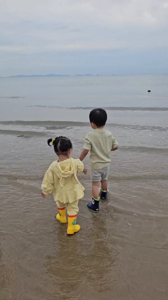 🩵

꺄르르 웃는모습부터
오빠뒤만 졸졸 따라다니는 뒤뚱뒤뚱 모습까지
남매육아는 힘들때도 많지만
이럴때보면 사랑스러움은 200배더 크다..

#꽁냥꽁냥
#통통이랑햇살이
#둘째는사랑
#남매둥이 
#21개월딸 
#46개월아들