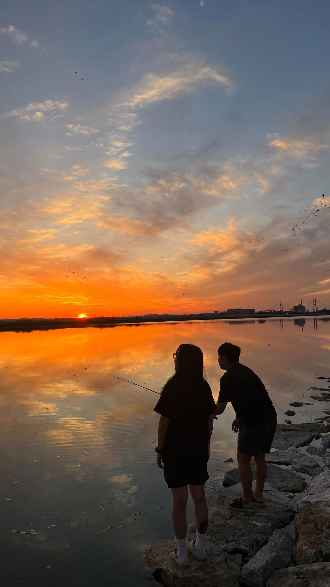 망둥어? 다뒈졌따!!!🎣
망둥어를 조지러 갔지만
결국 조져지는건 나였다…

망둥어 매운탕을 먹으려고
야심차게 강태공 빙의해서 갔지만
바닥에 5번이나 걸려서 줄끈고…
친구가 한두마리 잡았는데
사람은 5명… 
놔주면서 엄빠데려오라고 속삭였다
다신안해!!!!

🍯꿀팁:꽃게탕 싸가세요. 잡는걸로 매운탕 끓일 생각하다가 굶습니다! 그게바로 접니다

#망둥어낚시 #짱뚱어랑 #망둥어가 #다른거 #나만 #몰랐어요😢 #캠직 #캠핑장소개 #노을캠핑장⛺ #애견동반캠핑 #낚시스타그램 #망둥어 #가을캠핑 #캠핑카여행