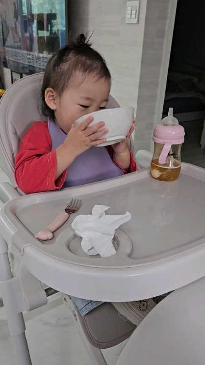 D+660

오늘아침 샤브샤브육수에
칼국수 끓여줬더니
국물 드링킹🤭

또다시 밥빼고 다 잘먹는
21개월이 되었다😱

그나저나 먹는거 넘 귀욥❤️

#샤브샤브 #칼국수