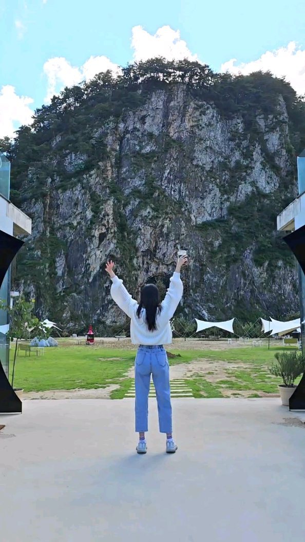 원주카페 대자연 절벽뷰 #스톤크릭

양평으로 여행을 갔다가 들렀던 원주카페 입니다 😄

이 절벽이 보이는 뷰를 보고는 반해서 바로 다녀왔는데 직접 눈으로 실물을 보고 오니 뷰가 너무 좋더라고요 😆

다녀간 시간대가 조금 애매해서 해가 하늘 중앙에 걸려서 조금 아쉽긴 했지만 그래도 야외의 절벽 뷰가 웅장하면서도 정말 아름답더라고요 👍

근처에 다녀오실 일이 있으시다면 한번쯤 들러보시면 너무 좋을 것 같아요 😘

🎈끝내주는 절벽뷰 스톤크릭