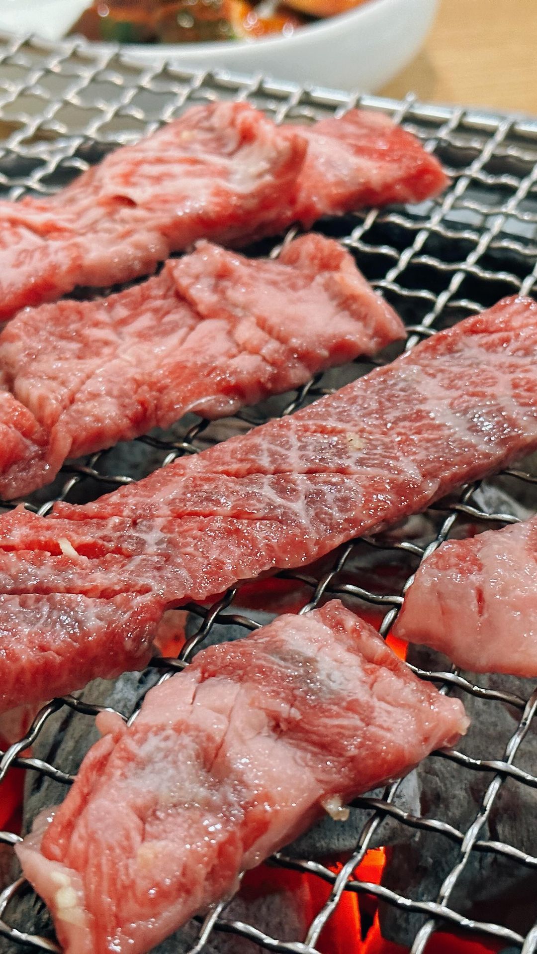 🍖 안동 갈비 
안동 여행 2일차 마지막 식사

갈비골목 중 괜찮다는 가게를 추천 받아서 방문
(유명인과 멀리서 오신 분들의 사인이 많이 걸려있다)

강아지 동반 가능한 집으로 알려져 있지는 않으나,
혹시 강아지 안고 식사될지 여쭤보니 오라고하셔서 얼른 구석자리 착석
(댕동반 여행의 경우 입장되면 그저 감사할 뿐🙏🏻)

두툼하고 육즙 퐝하는 서울의 갈비와는 좀 다른 스타일
얇은 고기에 기름기가 적고 담백하다
양은 적은편

안동 갈비 골목엔 갈비구이에 갈비찜이 서비스로 나오는 집이 많다고 한다.
우리가 방문한 곳은 고기 먹은 후 식사 추가 주문시 갈비찜이 서비스
살은 거의 없고 갈비살을 발라낸 뼈 위주라 기분 내는 정도로 만족했다

갈비찜 보다는 식사와 함께 나온 우거지 된장국이 
짭짤하고 밥도둑 재질이라 더 인상적이었다

생갈비 200g 32,000
양념갈비 200g 32,000

#개인적의견 #취바취 
#도토리밤토리_안동