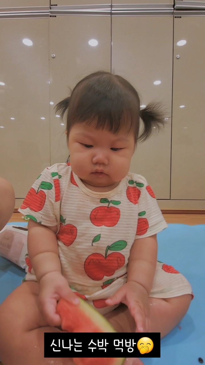 #8개월아기먹방

지난 목요일, 마지막 문센데이 :)

마지막대미를 장식할 수박데이🍉

너무,맛있게 먹어서 다먹은 수박 가져가는데,
대성통곡하고 난리난리😂

얼른 정리하고 가야하는데,
자꾸 더 달라고 울어서 진땀 뺐다🥲