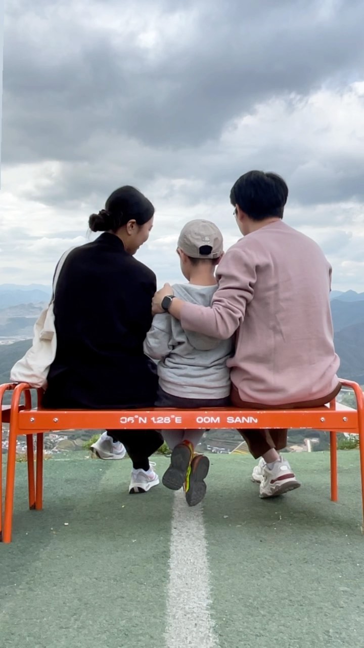 _
꽉 채워 야무지게 보낸 하루♥️

📌단양 구경시장
먹거리가 엄청 많았는데 순대국밥을 아주 맛있게 먹는 바람에
여러가지 많이 못 먹어서 아쉬워요,...🥺😭

📌다누리 아쿠아리움
만원의 행복이네요! 기대 안 하고 갔는데 물고기 종류도 다양하고 설명이 너무 잘되어 있어요 :) 단양 가면 꼭 들러주세요🌊🐟🐡🦈🦦

📌카페산 
단양 패러글라이딩을 뷰로 경치 좋은, 여행지로도 아주 유명한 곳이라 필수 코스인 카페산 :) 운 좋게 가자마자 좋은 자리에 앉았지요✌🏻⛰🪂☕️📷