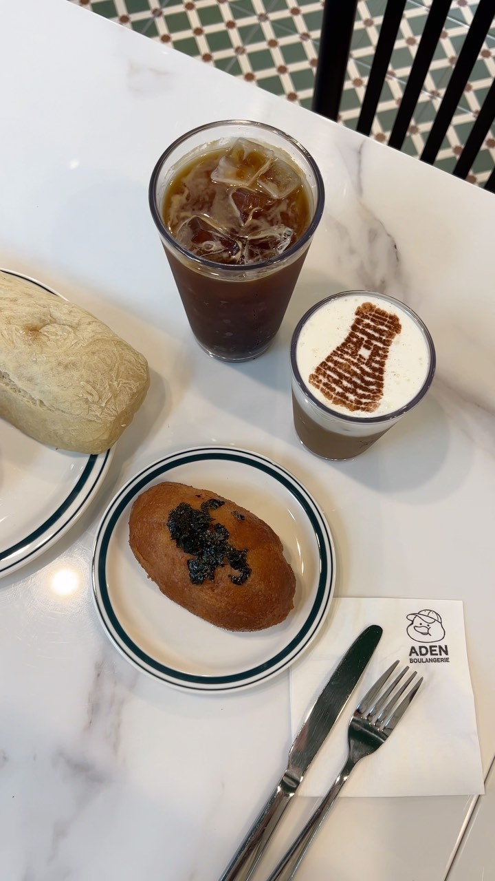 #협찬 

빵지순례로 꼭 들려야하는
#이수역베이커리카페 인
아덴블랑제리

빵냄새 솔솔😋😋
여기에 종류도 많고,
입에서 사르르 녹아
#이수역빵맛집 으로
꼭 들려보시길!!😉
 

#아덴블랑제리 #이수카페 #이수신상카페 
#이수베이커리카페 #이수역카페 
 #아덴 #아덴카페 #크로플 #크로피