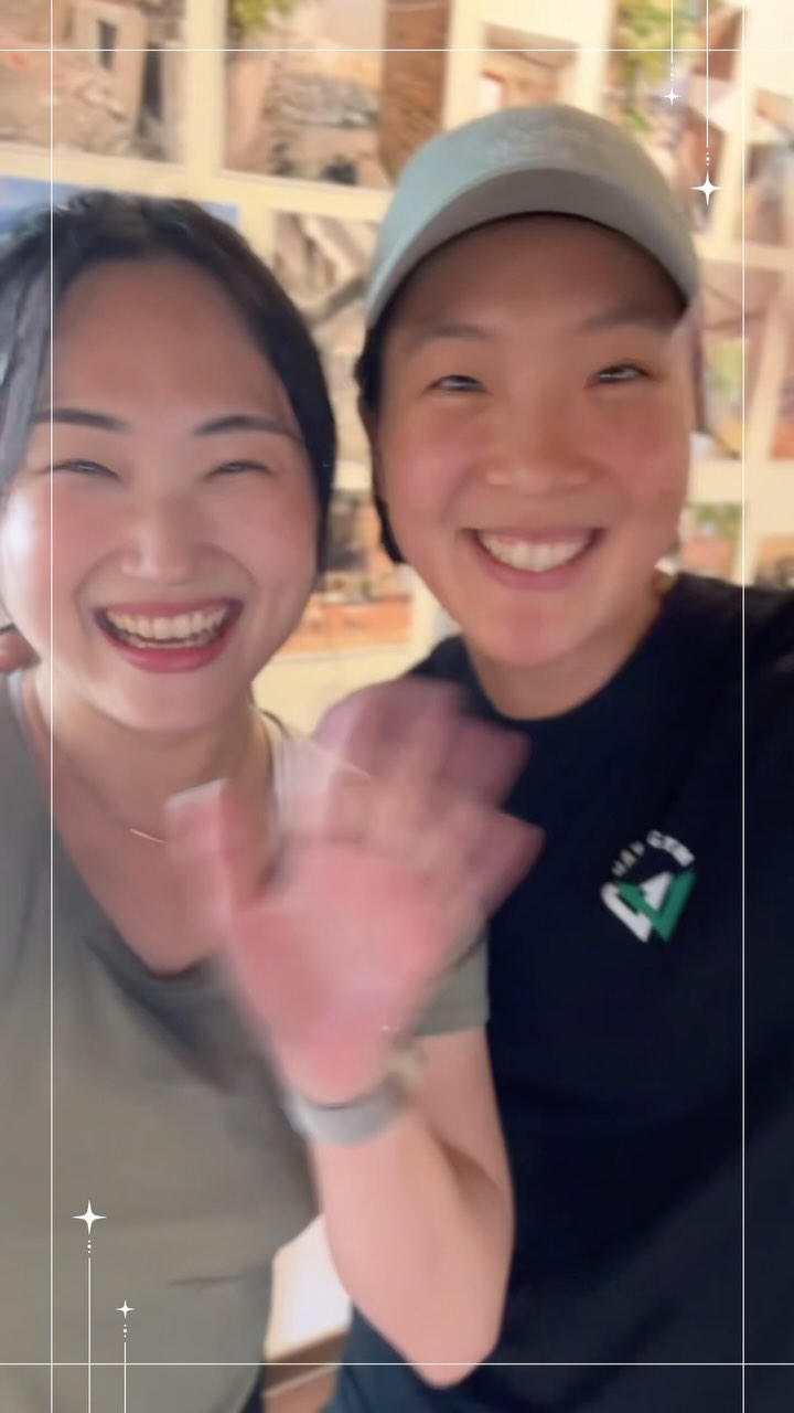 너무 신났던 이날❤️❤️
설렘반 두근반🥰🥰

처음 하얀님을 알게 된건 한 유튜브 영상이었다.
정말 나와는 다른 사람이었다.

크로스핏이란 걸 알게 되었고,
분명 숨차고 힘들어보이는데
왜인지 즐거워보였다.
(그 매력이 무엇인지 알고 싶기도 했다)
(러너스 하이 그런 비슷한게 있나 싶고🤣)

달리기만 하던 내가 처음, 운동하는 저 사람이 너무 멋져보였고,
나도 그 사람처럼 멋져지고 싶었다.

그리하여 내가 처음 근력운동을 해야겠노라 하고
다짐을 하게 해준 롤모델이 바로 하얀님이었다.

그 계기로 나는 새로운 꿈도 꿀 수 있었다😉

2년전 처음 원데이 클래스를 갔을 때,
나를 단번에 알아봐주셨다.
(푸항항 성공한 팬)

그리고 이번에 운동을 갔을 땐 반겨주셨다!

내게 운동의 물꼬를 터주신
하얀님의 수업을 들으러 가는길은
언제나 즐겁다 ! 😋😋

@s__hayan  다음에 또 운동하러 갈게요!!