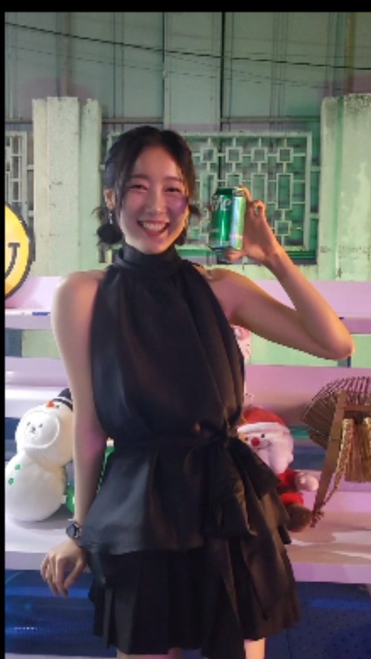@cocacola
@partyhongva 나레이션
개그맨인줄 ~ 영상 나레이션이
웃겨서 올려본다.
. 
"오늘 혜인이 컨셉이져???
루이비똥 간 혜인이 💜~~~
벅차겠지만 굉장히 아주
굉장히 감뙁 불가한거지만...."
. 
ㅋㅋㅋㅋㅋㅋㅋㅋㅋㅋㅋㅋ
😘❤️👍🥂🚘🎁🎀📚👗🛍🎵💄💍
.
.
.
#일상 #사진 #음악 #패션
#coffee #lifestyle #music 
@newjeans_official #fashion 
@min.hee.jin #정국 #3D #global
@louisvuitton #HYEIN #HYBE
@bts.bighitofficial @hitmanb72