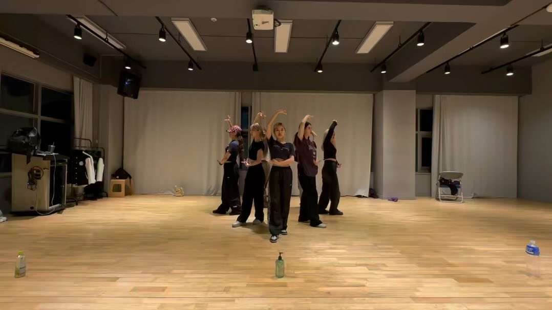 디케이지 영상 나두 올릴래,,❤️ 새벽에 하루 안무배워서 하루연습하고했던 영상,, 수고많아써요😭❤️
.
@d.k.crew_official 
C. @cho_ryeon__ @_irang__ @itsme__yeong 
member
@somiiiiiii1 
@cho_ryeon__ 
@itsme__yeong 
@__.curo.__ 
@zer0_ah__ 
@d._.k3 
@_irang__