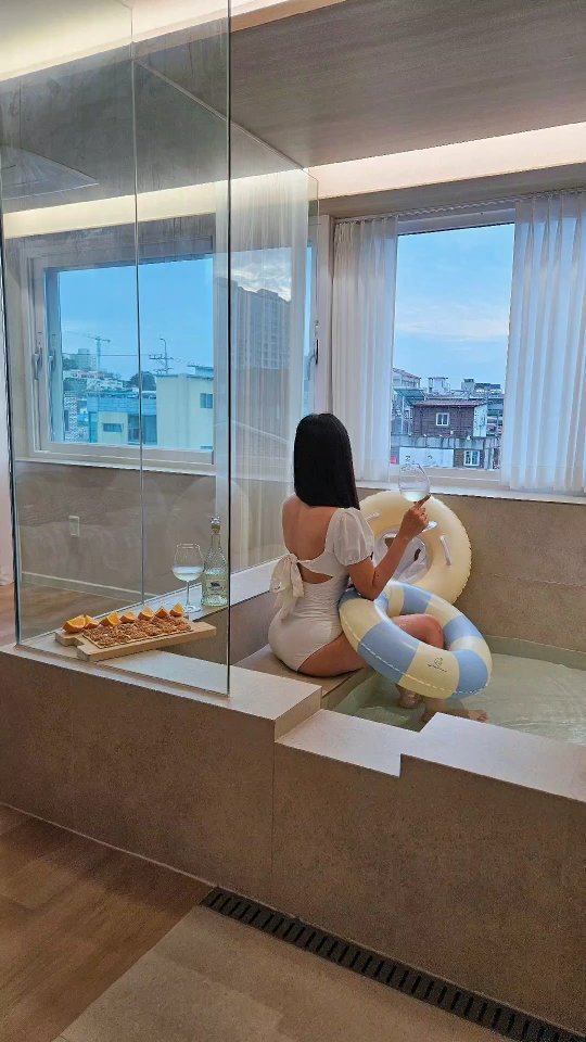 군산 여행을 계획하고 있다면 무조건 여기🩵
이번에 새로 오픈으로 세상 깔끔 깨끗!

자쿠지와 전기그릴 조식까지 완벽한 군산숙소!

근처 군산 관광지 모여있고 친절한 사장님께서
주변 맛집과 카페 관광지 다 문자 안내해주셔요
처음 오는 군산 여행 무계획으로 와도 걱정놉!!

팔레드군산 @palais.de.gunsan 
전북 군산시 구영6길 22-3 3층
로망/씨엘

영상속 방은 로망 룸
2인기준 4인까지
침대 2개, 자쿠지
세안용품 다 있고 이중잠금이라 여자끼리도 걱정X

#팔레드군산 #군산 #군산여행 #군산숙소 #군산숙소추천 #군산펜션 #군산독채숙소 #독채숙소 #감성숙소_전라남도 #감성숙소 #신상숙소 #신상숙소추천 #자쿠지숙소 #숙소추천
