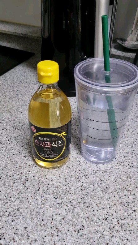 #협찬
하..부쩍 추워진 날씨
자꾸 입맛이 도는데
이대로는 안되겠다 짚어서

식전에 물에 오뚜기 순사과식초타서
한잔씩 마시고 있어요

국산 애플사이다비니거!
오뚜기 청송사과로만든 순사과식초인데
새콤하니 맛있네요

샐러드 드레싱으로도 좋고
탄산수나 물타서 마셔도 맛있답니당

완전 강추!!

@ottogi_daily
#오뚜기 #식초 #청송 #청송사과 #애사비 #애플사이다비니거 #음료 #클린라벨 #요리 #새콤함