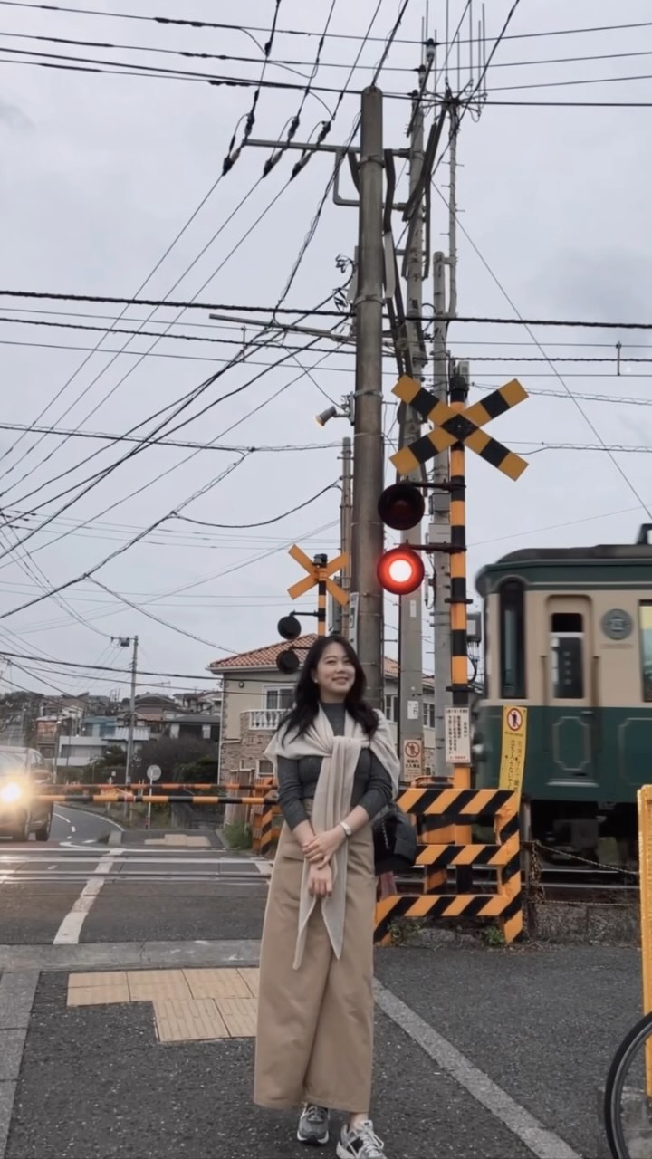 사진찍을 때 딱 기차 지나가는 타이밍 🚞

슬램덩크 성지 가마쿠라 갔던 날,
꼭 바닷가 앞 아니라도 기차역이 갬성있어서 어딜 찍으나 멋진 곳 -
꼭 라이브로 찍으세유 🫶🏻

비와서 잔뜩 흐렸지만 기차도 예쁘고 동네는 조용하고 
운치 있는 곳이었어요- 전 역시 I가 맞나봅니다 ,, 🫢

쿨톤이라 베이지 안어울리고 역시나 누렁누렁해 뵈지만🫠
패션은 자기만족 아잉교 🙋🏻‍♀️

#가마쿠라여행 #슬램덩크성지 #베이지톤 #오오티디 #일본여행 #kamakura #kamakuracity  #여행룩 #패션스타그램
