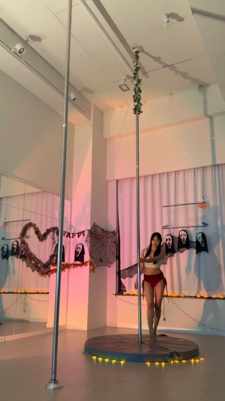 오랜만에 다시 시작한 #폴댄스
아푸지만 역시 재밌단 말야?❤️‍🔥

.
.
.

#pole #poledance #reels 
#릴스 #동탄 #2동탄 #운동 
#폴린이 #오하운폴댄스 #오운완