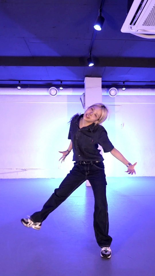 #3d 청바지 댄싱 쉽지 않다 Choreo by Me👻
주섬주섬 정국룩으로...😳

🌃 Every Sat 6pm @uplydance_ 
📸 @__eaude__ 
.
.
.
.
.
.
#jungkook #jackharlow #uplydance #bts #reelstrend #choreography #방탄소년단 #정국
