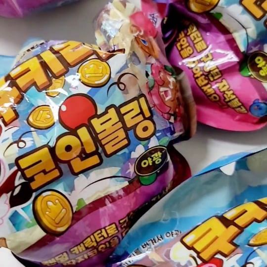 #협찬  

강력한 자석볼로 코인 획득하기!
이거이거 왜 이렇게 재밌는거죠?ㅋㅋㅋㅋㅋㅋ

모든 자석볼이 야광으로 되어있어 밤에 불끄고도 
하루종일 놓지않고 갖고 놀고 있네요 🤣
자석볼은 프리미엄볼, 빅파워볼, 파워볼 등급으로 나뉘고 등급별로 자석 세기가 다른데요, 빅파워볼에는 프리미엄볼 만큼 
자석 세기가 강력한 히든볼도 숨어있어 뜯어보는 재미도 쏠쏠~

(참고로, 프리미엄, 빅파워볼에는 LED도 있어요! (기본 파워볼에는 LED 없답니다))

쿠키런 코인볼링은 게임방법도 넘나 다양한 것~굴려서 코인 따먹기부터 찍어서 코인 따먹기, 딱지코인 묵찌빠, 가위바위보, 홀짝게임, 숫자놀이까지 다양하게 활용할 수 있어 너무 씐나요😍🫰😍

* 참고영상: https://www.instagram.com/reel/CxpVX2tLAAT/

구매경로 공유하고 갈께요⬇️
네이버 스마트스토어 [고고알파존] 

#쿠키런 #코인볼링 #쿠키런코인볼링 #쿠키런킹덤 #볼링게임 #cookierun #cookierunkingdom #알고파토이 #굿즈 #굿즈맛집 #선물추천 #아이선물 #아이선물추천