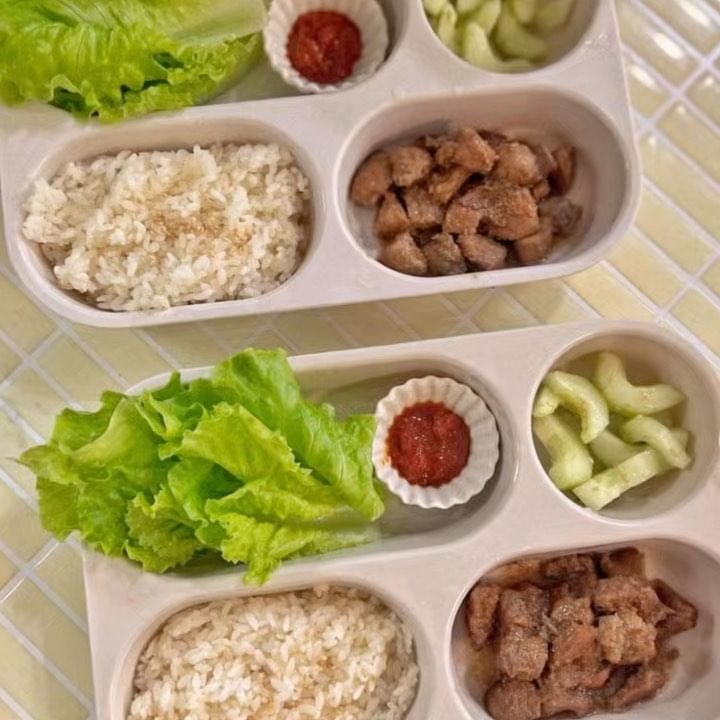 #유아식기록 l 아기오이김치레시피

정말 요리랑은 담 쌓고 지냈는데 애둘 키우니 어찌저찌 만들게 되네요?
식비절약과 버리는 식재료를 줄이기 위해 냉파를 했는데
생각보다 다양한 요리들을 해먹인 것 같아 뿌듯한 10월 한달👏🏻

🛎 이번달 베스트 초간단 메뉴 l #아기오이김치
오이는 뭔가 아이들이 싫어하는 식재료로 유명한데
세상 간단한 레시피로 오이한개씩은 뚝딱했어요! 
• 오이 세로로 반 잘라서 씨 빼고 먹기 좋게 자르기
• 소금 솔솔, 액젓 1/2T, 알룰로스 1/2T, 매실액 1/2T, 깨 가득! 

오이 싫어하는 아기 있다면 꼭 한번 해주세요! 
6살 한장이도 3살 두장이도 너무너무 잘 먹는 #유아식반찬공유 終

.
#유아식 #유아식기록 #냉파요리 #냉파유아식
#애둘맘 #육아소통 #아기식판추천 #아기식판식단
#애들유아식 #애둘유아식 #아기밥스타그램 #유아식메뉴공유 
#유아식판식 #유아식기록 #한두장이맘유아식