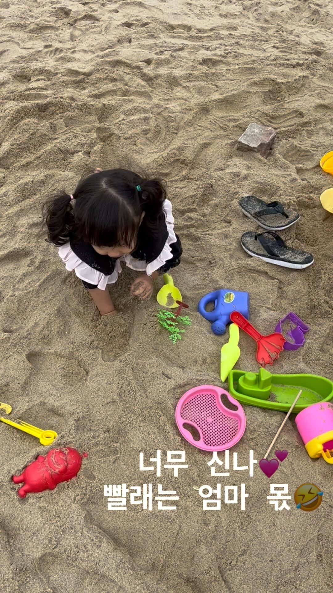 #대부도여행

카페 "하와이다“

카페앞에 모래사장이 똭!!!
방아머리해변 앞에 있는 카페라
커피도 마시고 모래놀이도 하고
당일치기로 놀기도 넘 좋은곳!!!

가슴장화 챙겨서 아이들과
조개캐시는분들도 많더라구요

다음엔 야무지게 챙겨서 또 가자💕
.
.
.
.
#대부도여행 #여행은늘즐겁다 #삼남매중막내
#큰오빠좋아 #큰오빠가좋은막내 #다둥이맘 #삼남매맘