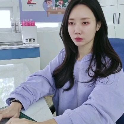 교사들은 보온병이나 철 필통이 바닥에 떨어지는 소리 자주 들을 걸요😅 연속 발생 시 애들도 짜증낸다는ㅋㅋㅋㅋ

#특히쉬는시간 #교실에서뛰어다니다가 #친구책상과부딪혀서 #떨어지는경우 #뛰지좀마