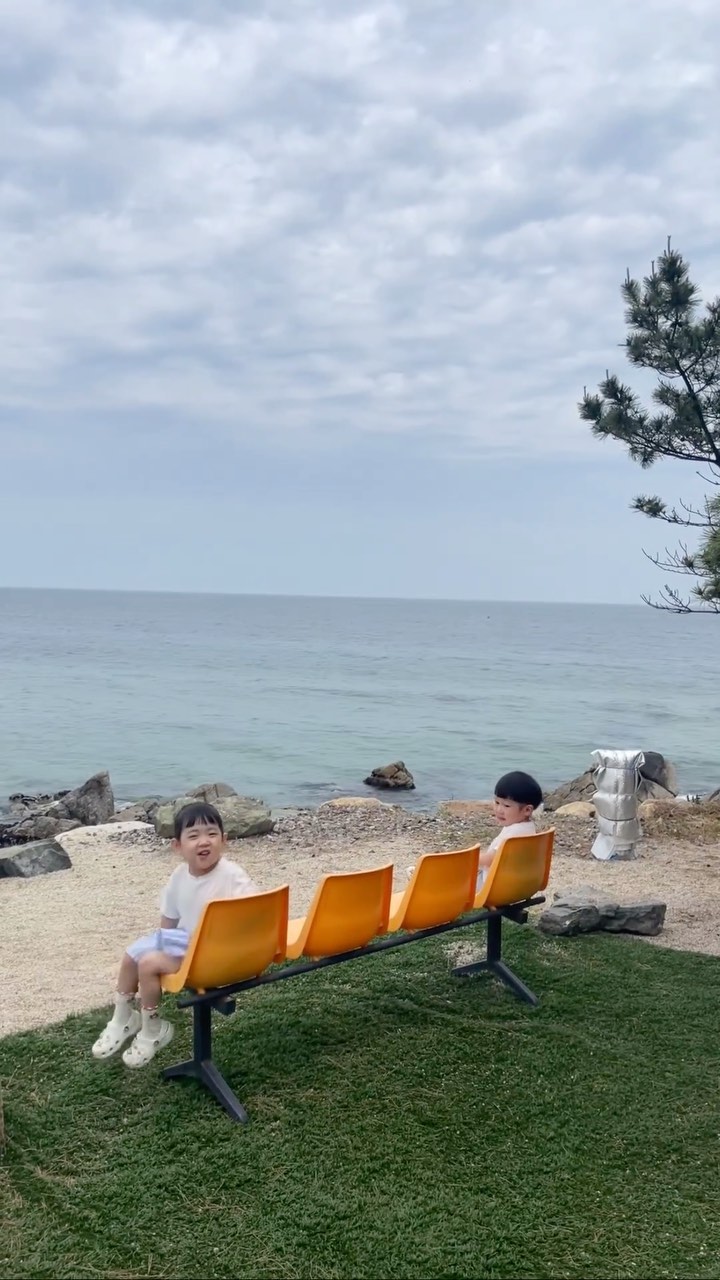 🕊
⠀⠀⠀⠀⠀⠀⠀
2023.05.26 - 27
도현이 다연이랑 함께한 울진여행 ⠀⠀⠀
⠀⠀ ⠀
희정이&유주에게 초대받아 다녀온 울진여행
온양리민박의 바다뷰가 다해버렸던 여행🤍

울진은 그냥 온양리민박입니다. 다른데 갈것도 없숴..

울진국립해양박물관에 갔더니 놀거리 가득!
애들이 너무 즐거워했다.

희정이가 극E한테 기빨린다고
자주 오지말래서 못가는중..
나 이제 언제가도됨…? ☺️☺️
⠀⠀
#울진여행 #온양리민박 #촌캉스 #바다여행