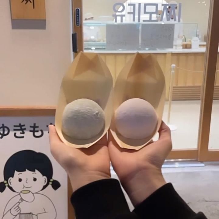 🏡유키모찌 연남점
서울 마포구 동교로 240 1층

유키모찌는 홍대 연남동 젤모찌 아이스크림 전문점이에요😆 모찌안에 들어간 아이스크림 자체 맛이 진한 편이었고, 많이 달지 않아서 더 맛있었어요👍🏻

🍓딸기우유맛은 딸기우유맛 아이스크림이 가득 들어있는 느낌~! 쫀득한 모찌가 감싸고 있어서 식감이 최고였어요🫢

🌱녹차맛은 쌉쌀한 녹차맛이 입안 가득 퍼져서 넘 맛있었어요,,😖

———————————————————————
💖영업시간
매일 11:30-22:30
라스트오더 22:00

💖먹은메뉴
딸기우유 4,500원
녹차 4,500원

#유키모찌 #유키모찌연남점 #연남동맛집 #연남동모찌 #연남동디저트