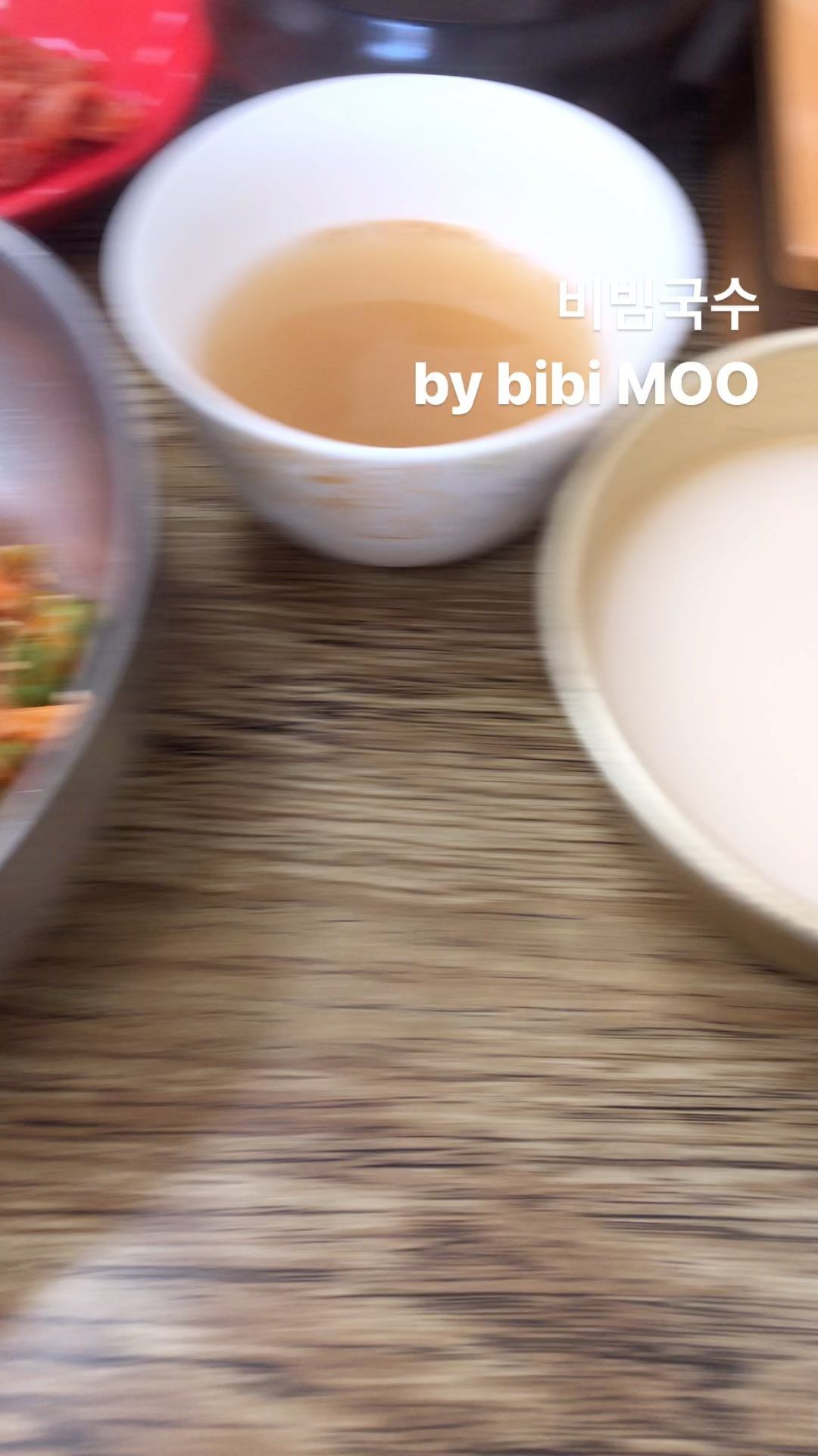 .
.
. 비비무 

평소에 냉면도 밀면도 비빔은 주문 안하는데...
이상하게.칼국수 먹으러 가가꼬 생전 안시키는 비빔국수를 주문

사실 이런 비빔국수는 함바집이.잘하는데 덕하시장안에서 
꽤 훌륭한곳을 만났네요 ㅋㅋ 

온육수도 챙겨 주셔서 절반은 온육수 느~사 무니까
맛이가 좋네요

#강원손칼국수
#칼국수맛집 #비빔국수맛집 #만둣국 #덕하시장맛집 #호떡 #붕어빵 #울산릴스홍보 #울산릴스마케팅 #happy #릴스튜버무햄 #무햄은햄이아니다 #자이언티 #양화대교
