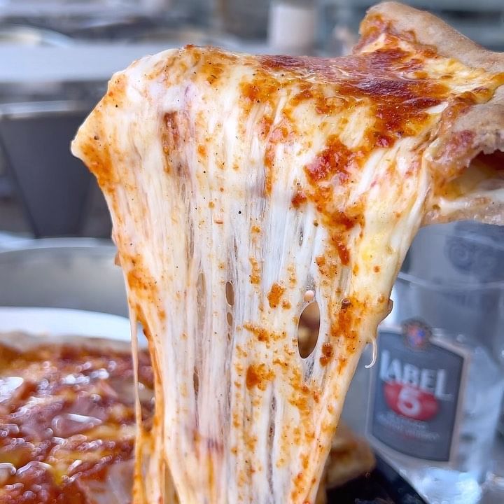 여심남심 다 저격하는 피맥의 원조 #밀보스79 🚩
진정한 낮술은 이런거예요. 아시겠어요??🫶🏽
생면 홍탕 파스탕 꼭 드세요...술을 부르는 맛,
진짜 뼈해장국+짬뽕 스타일, 매콤한게 개존맛
양식 싫어하는 사람들도 무조건 만족할 곳!

치즈 가득 늘어나는 #딥디쉬피자 도 댕맛도리🍕
화덕피자라 빵이 짱맛, 테두리에 꿀+치즈 있어서
끄트머리까지 다 먹게 하는 곳,,,,미쳐썽?????

면 다먹고 홍탕 한 번 더 데워서
공기밥 시켜서 말아 먹으면 걍 소주각🫶🏽
점심한끼 아주 거하게 먹은 야외 맛집🩷
분위기 찢었고 아무도 없어 더 좋았고
이런 날 종종 만들자

📍동래_밀보스79
-
-
-
#차밍푸드 #차밍푸드_동래
#동래 #동래맛집 #동래술집 #동래맥주집 #화덕피자 #피자맛집 #파스타 #동래야외맛집 #부산맛집 #부산핫플 #부산화덕피자 #부산파스타 #동래역맛집 #동래데이트 #명륜맛집 #부산대맛집 #부산모임장소 #부산애견동반 #피맥 #야외맛집추천 #생면파스타 #부산낮술 #kfood #pasta #reelsfood