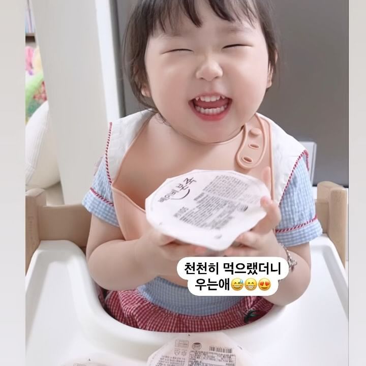 .

오랜만에 베이비본죽에서 라율이에게 선물이 왔어요🌸
키즈를 위한 엄마들의 편의와 영양가득 반착!
베이비본죽 키득키득반찬👏🏻👏🏻👏🏻👏🏻

매번 이유식 부터 아이들 재료 하나 하나 신경써서 만들어 엄마가 해주는 이유식 이상의 품질과 맛으로 만족하던 베이비본죽 이유식이였는데 이번에 나온 키즈 반찬은 정말 할 말이 없을 정도네요😍

베이비본죽에서는 항상 아이들이 먹는 재료들에 한우는 사용 많이 하시던데 이번 키즈 반찬도 고기류는 한우가 가득이네염😍
라율이 사진처럼 베이비본죽키즈반찬 너무 좋아했답니디!

천천히 먹으랬더니 울고불고 ㅎㅎㅎ 엄마 미안😭😂😅

요즘 라율이 반찬  새롭게 추가 해주고 싶었던 재료들이 있었는데
역시 키즈 반찬 종류에도 있더라구요  무애호박들깨나물 종류는 잘 못하면 너무 흐물거리고 그래서 아이들 식감에도 어른들도 싫어 할 수 있는데  조금 먹어보니 딱 먹기 좋을 정도였어요~ 

벌써 다 먹어가는 베이비본죽 키즈반찬~ 곧 내돈내산 주문 하러 가야겠어욤~❤️❤️

#키즈반찬 
#베이비본죽 
#베이비본죽키즈식 
#아기모델