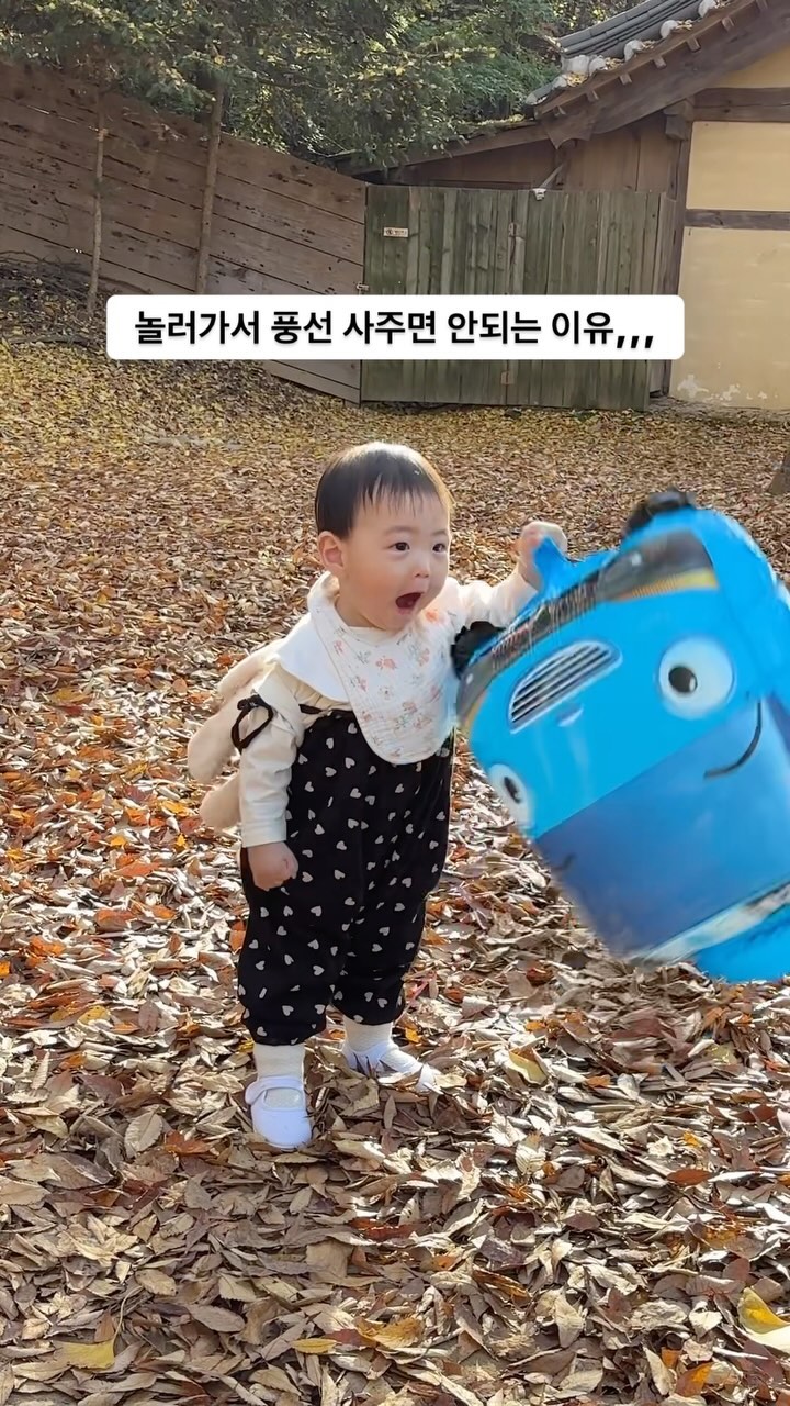저번 주말 민속촌 놀러가서 유온이가 좋아할까 싶어서 풍선을 처음 사줘봤는데 세상에 좋다고 난리가 난거에요 계속 빠방!! 부웅!!!! 이러면서 자기 몸 몇배만한걸 계속 안고 있겠다고 아주그냥,,,ㅋㅋㅋㅋㅋ엄빠는 귀찮았지만 너가 좋았다니 뭐...쩝...ㅎ근데 풍선 16000원 이더라ㅋ 다음엔 고민좀 해볼게ㅋ
