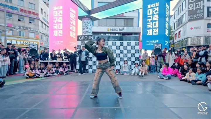 내앞머리= 깻잎머리 🫡 

무릎부상 때문 다운이 안되는 스근무브🫧
아쉬운 무브지만 기록 _재미있었습니다 수고하셨습니다 🙇🏼‍♀️

@ground_daegu 

🎥 @cda_lee 🙏👍

#busking #버스킹공연 #대구 #동성로 #그라운디댄스학원 #girlshiphop #ground #grounddance #daegu #dance
