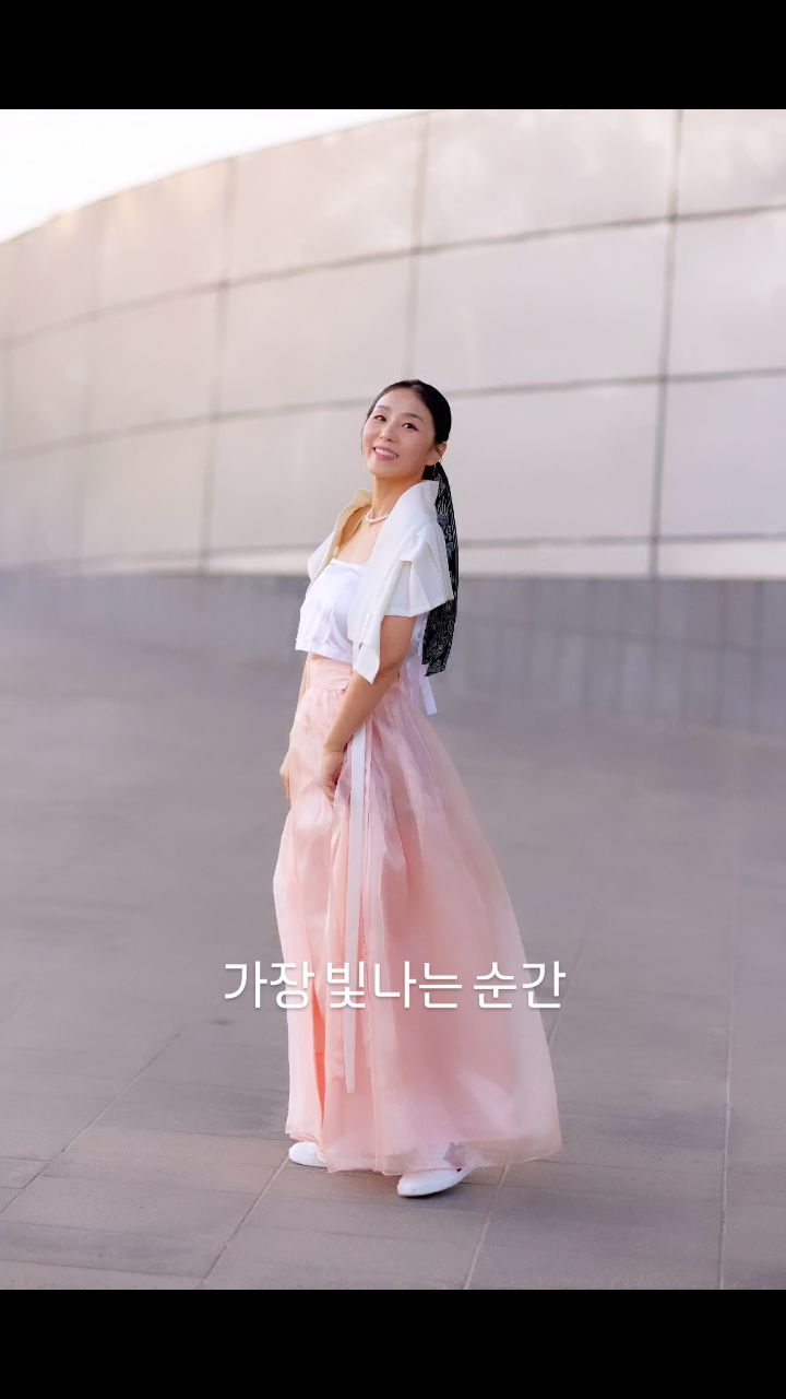 #다나와한복 

멈추니 비로소 보이는 것들
어쩌면 지금이 
우리 삶에 가장 빛나는 순간

아팠던 기억은 좋은 경험이 되고
좋았던 기억은 좋은 추억이 된다

우연히 들어선 길
처음 본 꽃과 나무, 움푹 파인 길
낯선 풍경에 두려워하지 않고
어둠에서도 농담을 건넬 수 있던

두려움 보다 기대로 나아가며
내 시선이 머무는 것들을
피하지 않고 존중하기로

작은 용기를 내어 보자고 
마음만 먹었을 뿐인데
똑같던 일상이 새롭고 귀하게 여겨지는 신비

모두의 빛나는 오늘을 응원합니다
@flower_dana_
.
.
.
●한복OOTD
@sullihwa_lee

사람을 꽃처럼 피어나게 해주는
#설리화 
여리해 보이는 선을 지녔지만
기분 좋아지는 묵직한 향이 나는 듯한
한번 입으면 벗고 싶지 않은 옷
그레이 드레스 한복이
텀블벅 진행중이라는 반가운 소식

허리대를 활용한 숄도
피치피치 🍑 🍑 컬러감 환상인  허리치마도 모두 #설리화 

전통은 
현대를 사는 우리들에 의해 계속 발전해 갈 거라 믿으며 

@with_yoomina 
@hanbok_influencer_contest 
덕분에 
#설리화 를 입게 되어 영광이었습니다

#hanbokfromkorea #한국 #ootd #한복ootd
#한복스타그램  #설리화 #한복인플루언서 #텀블벅 #한복인플루언서콘테스트 #설리화한복 #설리화생활한복