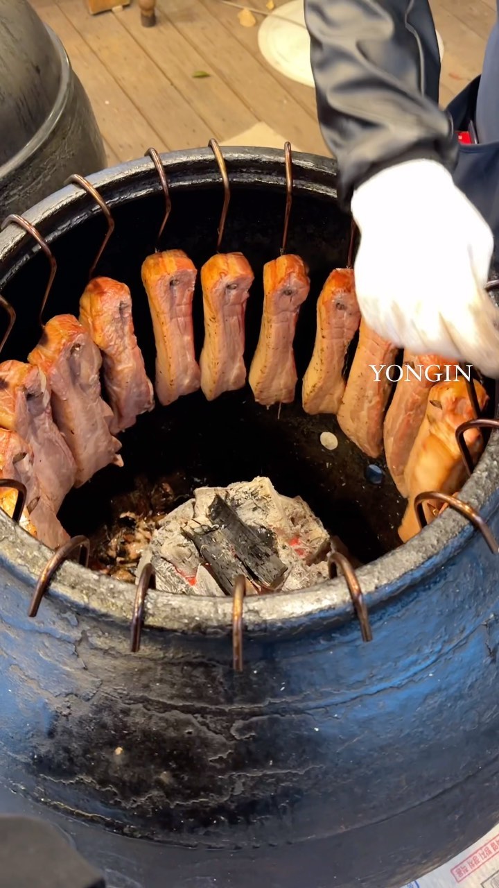 용인 고기리에 캠핑 온 기분 나는 곳 🏕️
계곡 옆 텐트에서 훈제 삼겹살 먹을 수 있어요
날이 쌀쌀해서 걱정했는데 히터도 있어서 따뜻하게 식사까지 !
고기리막국수 완전 근처에 있는데 완전 추천🤍

#용인맛집 #산골항아리바베큐 #고기리맛집