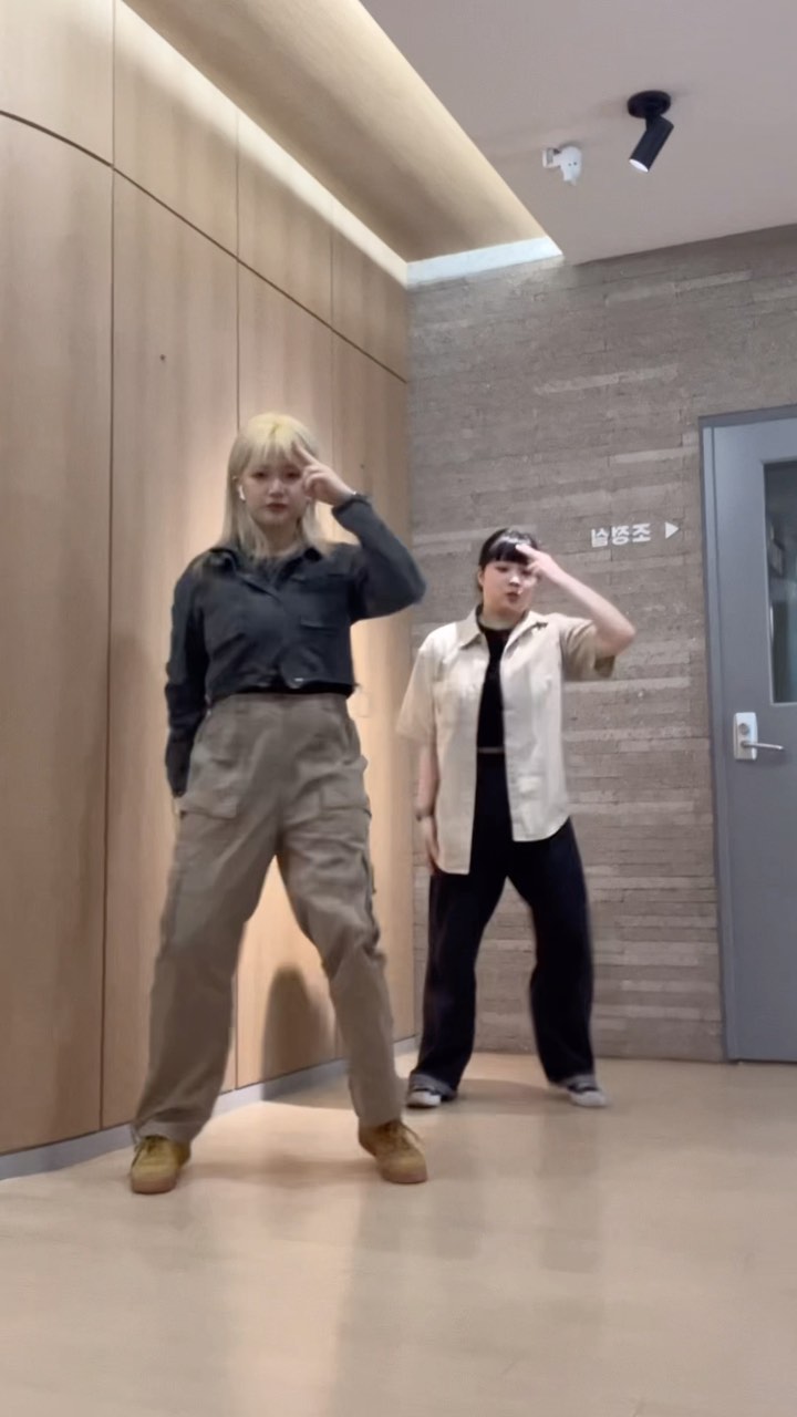 손가락은 관자놀이에
.
.
.
.
.
🕺🏻 @tamzin_choi 
🎧 @saythename_17