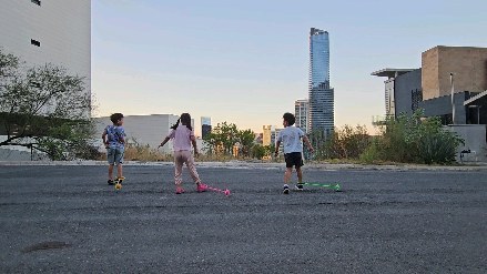 .
#여전히체력넘치는쓰리뽀
.
여전합니다
그들의 에너지는 지치지도 않아요
.
학교갔다와서 숙제하고선
이른 저녁먹고 선선해질때쯤
자전거타고 줄넘기하고 오면 하루가 끝!!
.
샤워하고 7시에 침대로 끌려들어가 책읽고
8시면 꿈나라 가는 스케줄...어때요??
새벽6시에 기상하는 쓰리뽀의 하루
하루가 짧은데 하루가 길다요😭😭😭
.
내일 6시면 난 또 도시락을 싸고
아침 7시반이면 학교로 가는 운전대를 잡고 있겠지
.
#나밤9시못넘기고자는거자존심상해
#이럴려고멕시코왔지 #어린이집보내는기분
#아니그보다더해 #한국은급식이라도있지