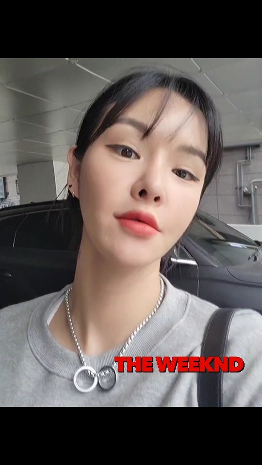 히피펌 하러 갔는데 못했어요....
망할거 생각하고도 강행했눈데 미용실원장님이 계속 후회할거라고 말리셔서.... 그냥 클리닉하구 앞머리로 기분전환😂
머리가짧아서가아니라 그전에 매직을 꾸준히해와서 원하는 그 히피 꼬불꼬불이 절대절대로 안나온다구 하네요 힝.
내뜻대로 안되는 내머리.... 염색도안되 펌도안되...내뜻대로되는게하나업쒀
#삭발하고싶다