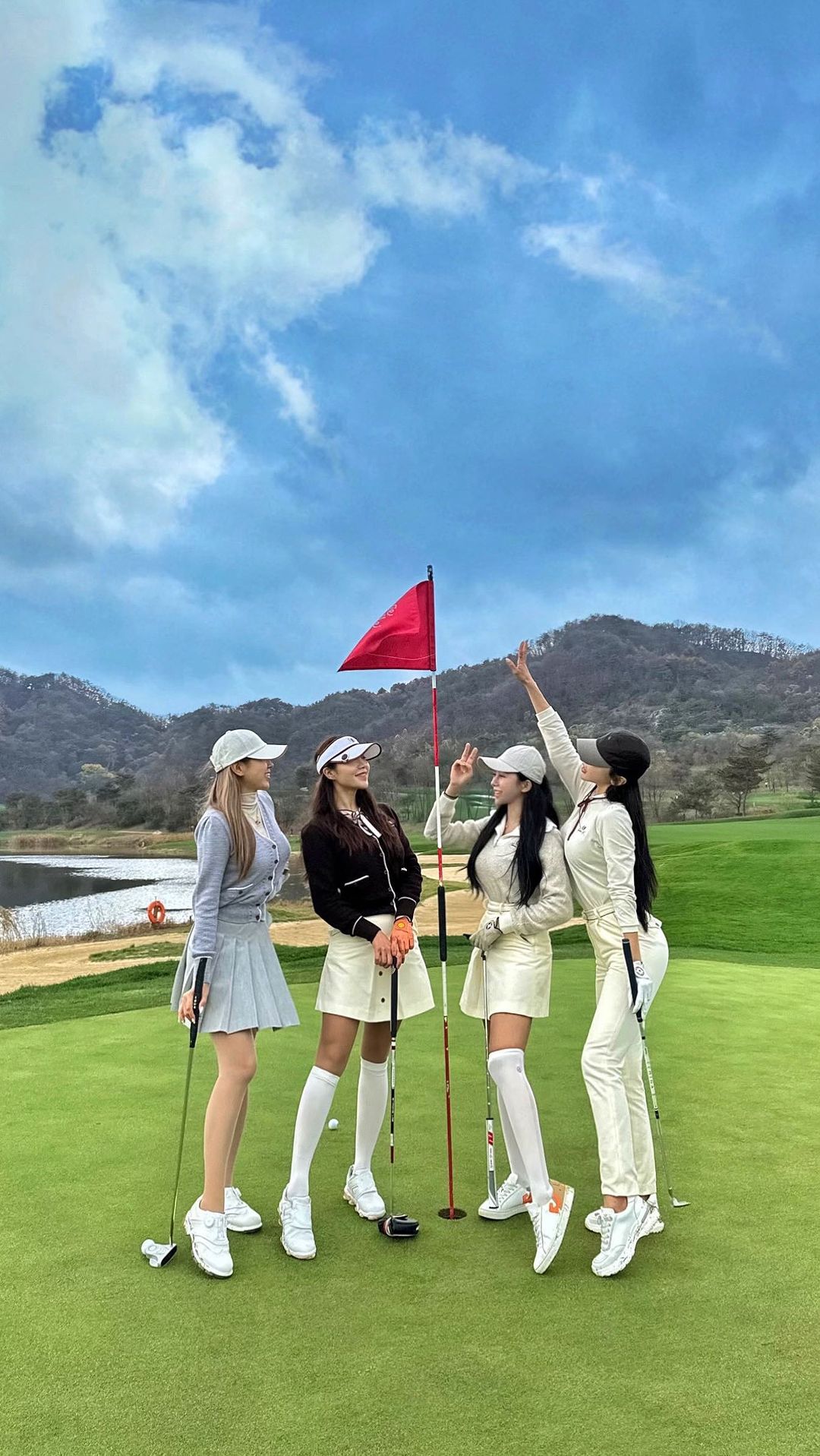 나도 이쁜여자가 좋더라 ~~ ❤️

언제 이렇게 겨울이 된고야?😵‍💫🥹
가먼트룩 맞춰 입고 마지막 가을라운딩!
다음주 부터는 더더 껴입고 나갈고에요.......🔥

다들 감기 조심하세요 정말!!!!!!!!🤧

#사랑하는골프칭구들
#가먼트골프