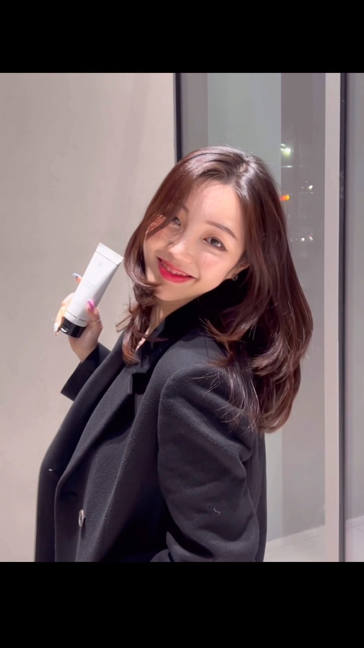 반짝이는 윤기 나는 머릿결의 비결이요~? 호호

단백질폭탄 헤어팩!!! 올리브영 평점 5점 만점 헤어팩!!! 사용한거 밖에 없어요~~~핳ㅎ

또, 향수 필요 없이 헤어팩 하나로 기분 좋은 퍼퓸 케어가 가능해요🫶🏻 왜냐면~ 지속력 좋은 고급스럽고 부드러운 향이거든요오😘

저분자 단백질이 함유되어 짧은 시간에도 손상된 모발을 빠르게 케어 할 수 있어서 저 같은 손상모에 딱!!🖤👀 
.
.
.
#단백질폭탄헤어팩 #헤어팩 #미용실헤어팩 #루토닉스헤어팩 #미용실 #단백질트리트먼트 #셀프헤어클리닉 #올리브영헤어팩 #헤어팩추천 #트리트먼트추천 #협찬