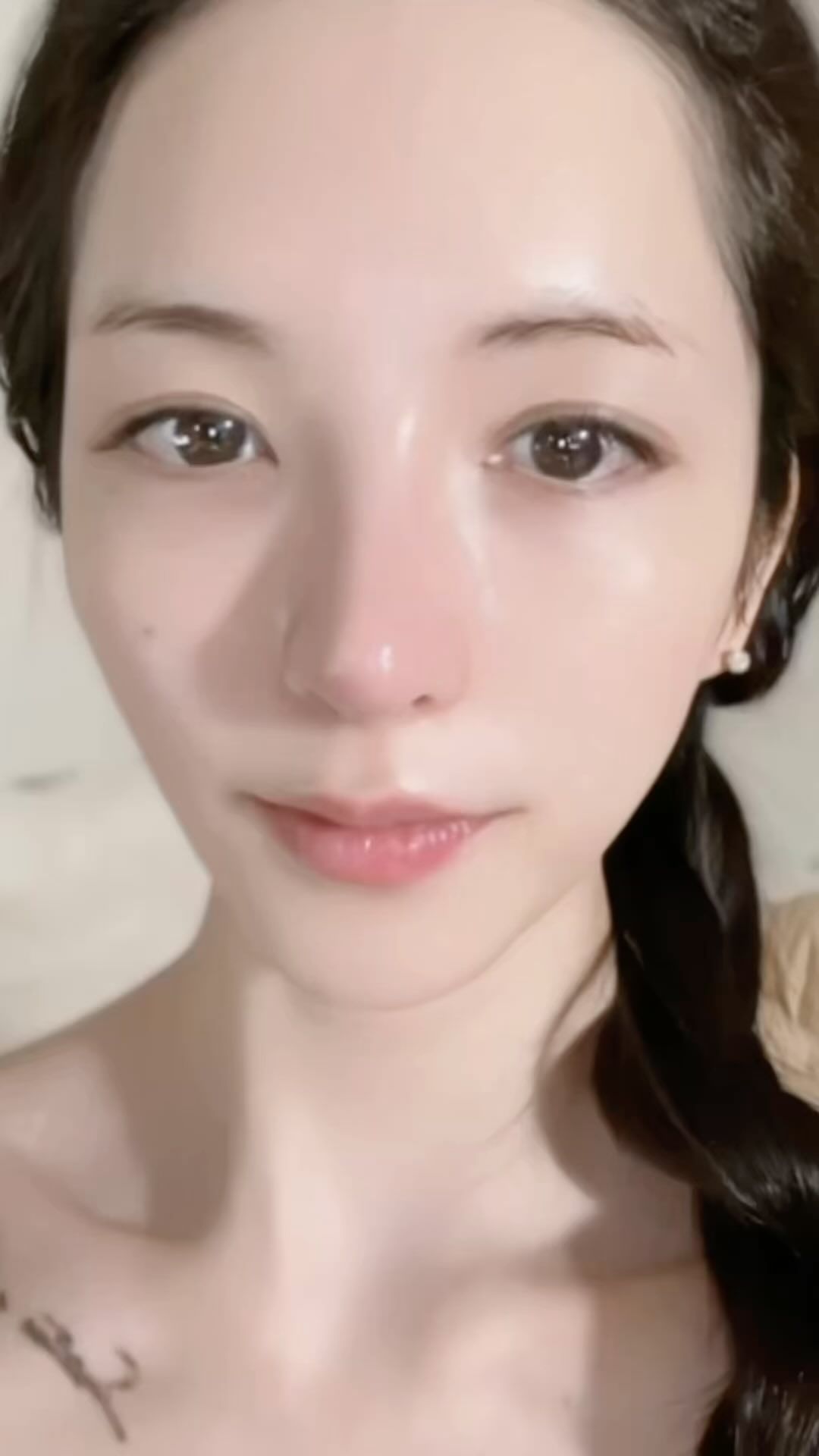 뭐든 직접 써봐야 직성이 풀리는 승질머리라...
광고뜨는것도 구매해서 써보고
또 궁금한거도 다 써봐야하는 성격이에요..ㅋㅋㅋㅋㅋ
그래서 집에 쓰다만 화장품들만해도 엄청나다구요🤣🤣
⠀⠀⠀⠀ 
매일 새로운 화장품들이 수도 없이 쏟아지자나요🤪
가끔 내 피부가 2-3개는 잇으면 좋겟다..
싶은생각이 들정도로
써보고싶은거, 당장 테스트를 해봐야하는거까지
⠀⠀⠀⠀ 
남이 좋다고 아무리말해도
그게 또 제가쓸때와는 다를수잇으니까요?
화장품이란게 참.. 100% 다 맞을수는 없자나요.
⠀⠀⠀⠀ 
제 픽으로 공유하는 제품들은 딴건몰라도
진짜 제가 애정하는거라는것만 알아쥬데오❤️
⠀⠀⠀⠀ 
그냥 유행한다니까
요즘 인기가 많다니까
반응이 좋다고하니까
이런 이유들로만 소개하지 않아요.
⠀⠀⠀⠀ 
그냥,, 아주아주 진심이라는거...❤️❤️❤️
그것만 알아달라구요.... (맞아요. 생색내는거ㅋㅋㅋ😆)
⠀⠀⠀⠀ 
이럴때아니면 언제 또 생색내보겟어요🙈
그냥그렇다구요👉🏼👈🏼
⠀⠀⠀⠀ 
⠀⠀⠀⠀ 
⠀⠀⠀⠀
