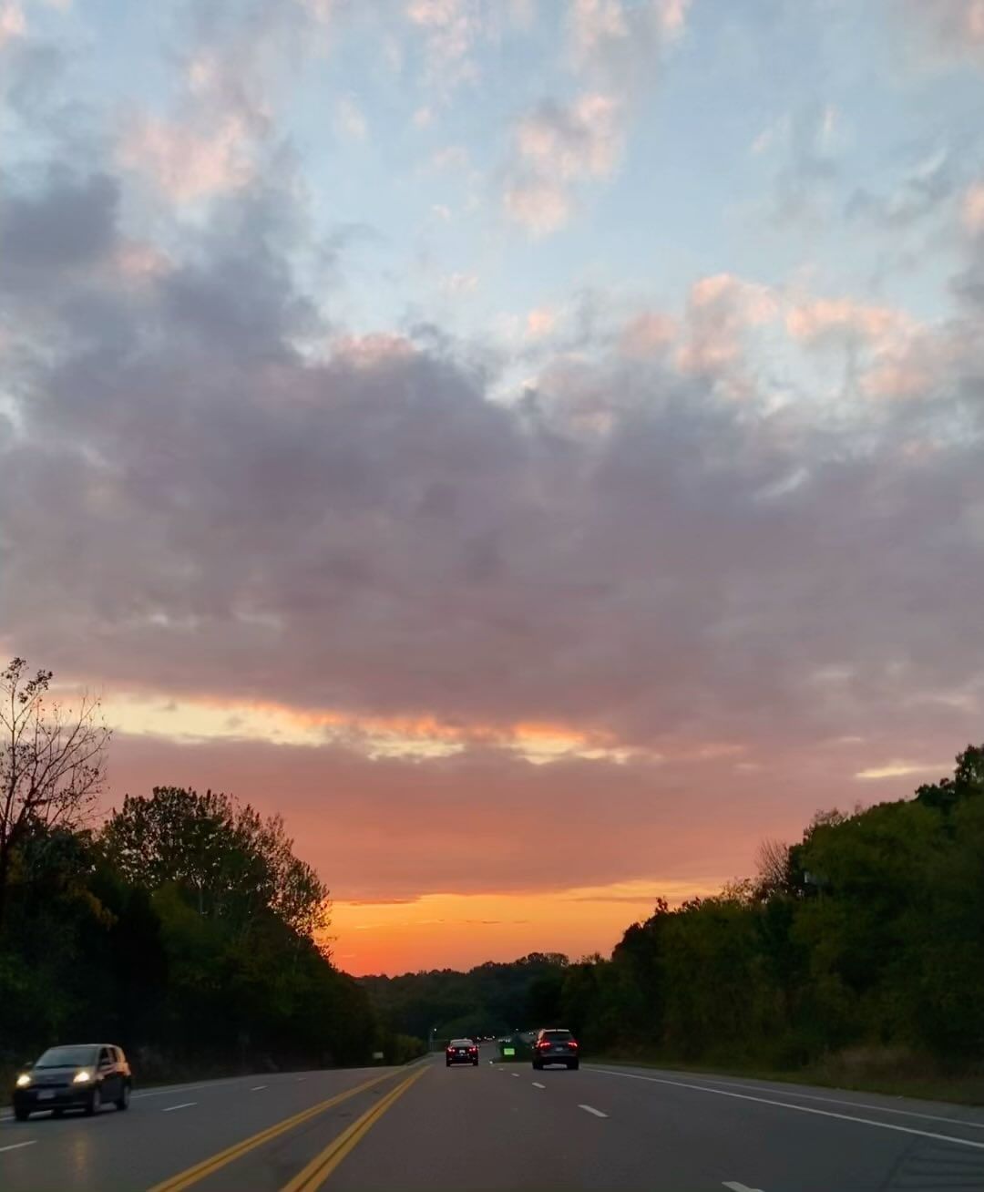 무채색이었던 하루에 색감 한스푼 얹어주기🌹

Let this be a little colorful healing time for your tough day🙃
.
.
.
#sky #colors #healing #hobbyphotographer #sunset #하늘 #노을 #취미사진