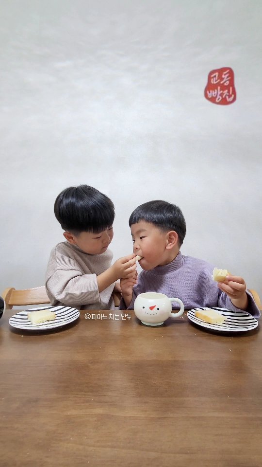 #협찬 @gyodong_bakery0455
⠀
멀리 강원도 삼척에서 제주도로 선물이 왔어요:)
⠀
데니시 식빵! 삼척 교동빵집의 식빵이 짜잔🍞

플레인 맛은 담백하고 부드러웠고,
메이플 맛은 메이플 시럽이 더해져 달콤했어요.

물 건너 오느라 하루 더 걸려서 도착했는데도
식감이며 향이며 놓친 것 없이 만족스러웠어요.
⠀
투동이도 너 한입, 나 한입 사이좋게 나눠먹으며
행복한 시간 보냈답니다❤︎ꔛ❜
⠀
#삼척교동빵집 #삼척맛집 #삼척가볼만한곳 #쏠비치삼척맛집 #삼척쏠비치맛집 #삼척카페 #간식추천 #어린이간식 #택배가능
⠀