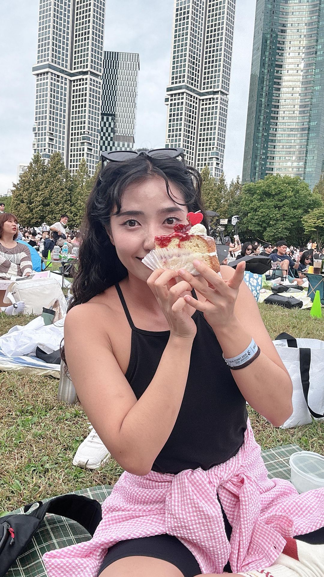 얼태기 온사람들 집중 😎😎

히피펌으로 얼태기 극복해보았어요!!
어떤가요? 잘 어울리나요~~? 😝

집근처 미용실 가봤는데, 
미용실 선생님두 친절하시구!! 
머리도 제가 원하는 스타일로 나온것 같아 기분이 좋습니다 💜

얼태기 오신분들 있다면,
새로운 헤어스타일로 기분 전환 어떠신가요? 🙌🏼

📍머리에 반하다 불광역
서울 은평구 불광로 48 2층

긴머리 기준 특수헤어펌 : 11만원 -> 8.8만원
💖 첫방문 시 20% 할인 받을 수 있어요!
.
.
.
#불광역미용실 #불광역미용실추천 #히피펌 #머리에반하다