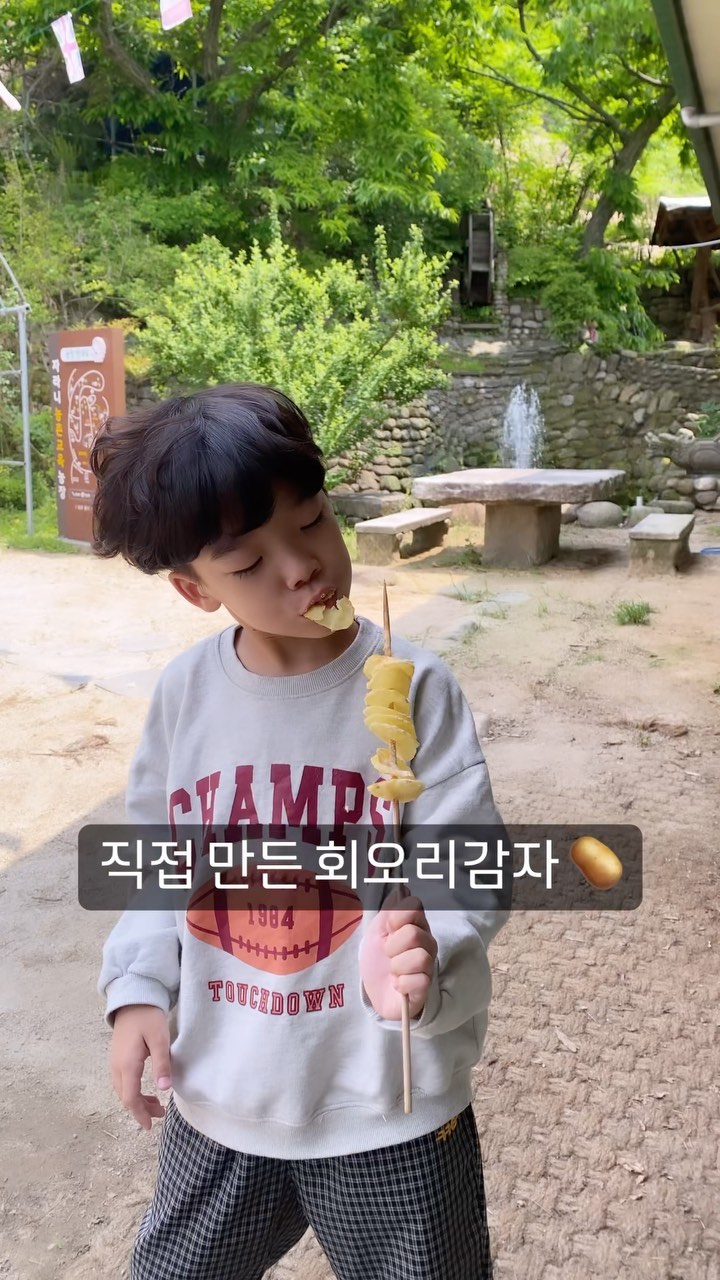 🥔

#지난피드 아까워서 남겨보기

봄에 감자캐러 갔다가 함께 했던
회오리감자 만들기 체험 🙌🏻
사먹어만 봤던 회오리감자를 직접 만들어 먹으니
더 재밌고 더 맛있고!
이런 체험은 아이는 물론 어른까지 재밌는 것 같아요 🤗
저희 신랑 엄청 열심히 했어요 🤣
우리집은 확실히 아들둘이 맞는것 같기도 ㅎㅎㅎ

[대구농촌체험 감자캐기체험🥔]
📍주소 : 대구 동구 구암3길 23
📞예약/문의 : 0507-1305-4722 (문자도 가능) 010-6460-4722
🚗 주차 : 농장앞 주차가능
✔️ 네이버에서 ‘대구도시농업박람회’에 들어가시면 여러체험농장들 예약이 가능하세요. 시기별로 농장별로 아주 다양한 체험들이 가득하니 둘러보시고 예약하세요. 체험비도 아주 저렴해요 😉

#환이_요리교실 #회오리감자만들기
#꽃보다환이