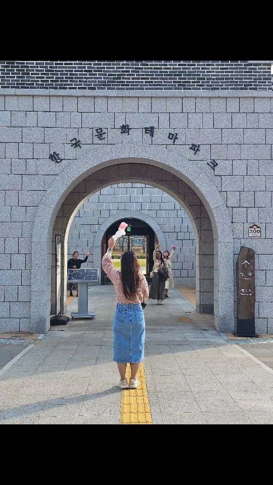 차가 없어도 즐거운 #안동여행 하나

#안동역 에서 #안동역순환버스 를 타고
#한국문화테마파크 #산성마을 에 다녀오세요!!

#안동호 인근에 있는 #한국문화테마파크_안동 은
활쏘기, 의병체험, 한복체험, 폭탄방탈출 등 다양한 체험과
매 계절 풍성한 이벤트를 진행되거든요.

10월 14일부터 10월 28일까지 
매주 토요일 3시 테마파크 내 종루광장에서 버스킹 공연과 함께
버스킹 공연 1시간 전부터 3인 이상 방문 인증 하면 (당일 입장권 3장 제출하면) 갓 튀긴 옛날 통닭 한마리를 받을 수 있더라구요.

저희도 지인끼리 놀러간거라 치킨 2마리 받았구요.
맥주 한캔씩 사다가 맛있게 먹었네요ㅎㅎ
차 안가져온게 정말 신의 한수!!

테마파크 여기저기 다 포토존이라 
하루종일 사진찍으며 놀 수 있었어요!
사진이 넘 많아서 정리가 안되는게 
가장 큰 고민( ¤̴̶̷̤́ ‧̫̮ ¤̴̶̷̤̀ )

안동여행 다닐 땐 #안동관광여권 스탬프 찍고
기념품도 받을 수 있는데
안동관광여권 수량은 안동역 관광안내소보다 
탈춤공연장쪽 #안동여기 가 많다고 하니 잊지말고 관광여권도 꼭 챙겨다니세요

즐거웠던 #안동여행코스
또가고싶다!!!

#여행릴스 #안동여행릴스 #여행스타그램 #국내여행 #안동가볼만한곳 #안동핫플 #안동한복체험 #한복체험 #활쏘기체험 #의병체험 #전통극공연장
