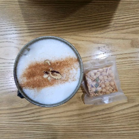#동탄그물코카페 
#오이책방
#생강라떼
#청귤청
#공정무역커피

오랫만에 
그물코 카페에
들렀답니다.

독서모임과 회의 공간
다양한 문화활동이 가득한 카페
카페 속 오이책방

직접 담근 생강청으로
진한 생강라떼 정말 맛있네요.

책읽고 차한잔 나누며
담소 나누는 곳!

@52bookstore_dongtan