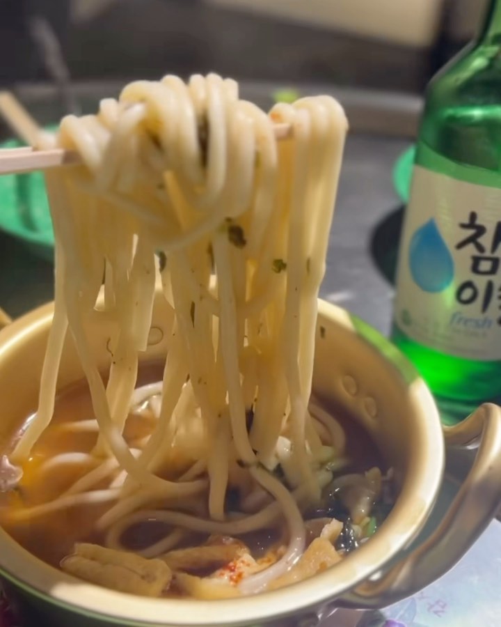 대구에 유명한 불고기,우동 세트를 먹을 수 있는 후포 #바무동포차 쌀쌀해진 요즘 이 세트에 밖 야장에서 소주 먹으면 꿀떡꿀떡 잘 넘어가는거 아쉬져🥹 이 감성 너무 좋아 사이드로 염통이랑 계란말이도 시켜주고 동생이랑 소주 뿌수기!!! 우동은 먹다가 식으면 데워서 주시니까 끝까지 뜨끈하게 먹을 수 있어용 몇없는 후포술집중 가성비 좋은곳!! 추워지기전에 또 가보려고 합니다 희희 

#후포맛집 #후포리 #후포리맛집 #후포항 #후포술집 #후포해수욕장 #불고기 #우동 #안주스타그램 #안주추천 #먹스타 #먹스타맞팔
