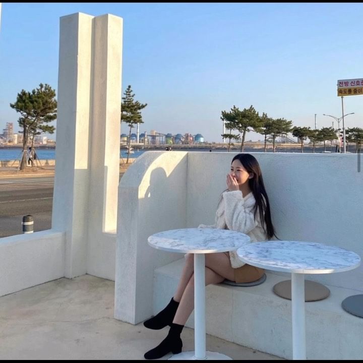 왜 내가 앉는 곳마다 다 금이 간거야 ..