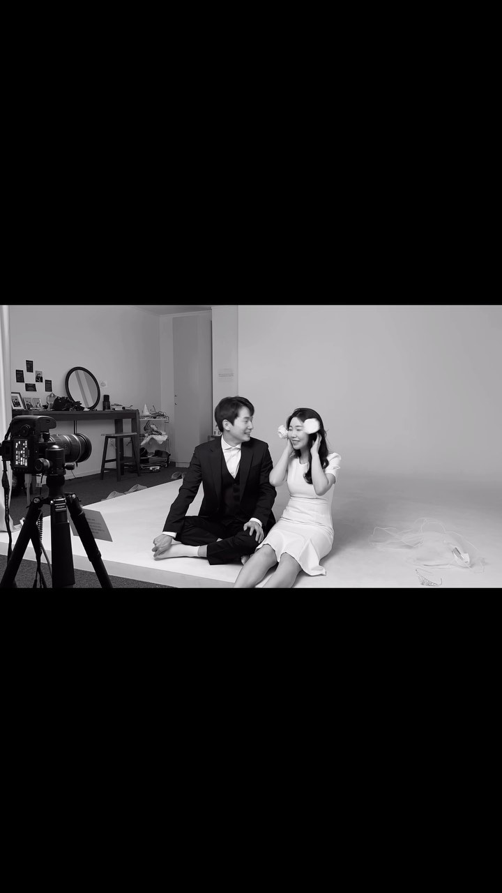 영상선공개🎞️

매일을 기념일로 살고있지만
또 이렇게 남기니 더 좋은👰🏻‍♀️🤵🏻

#결혼기념일 #결혼1주년 #흑백사진 #셀프사진관 #추운날씨조심_09 #대구사진관