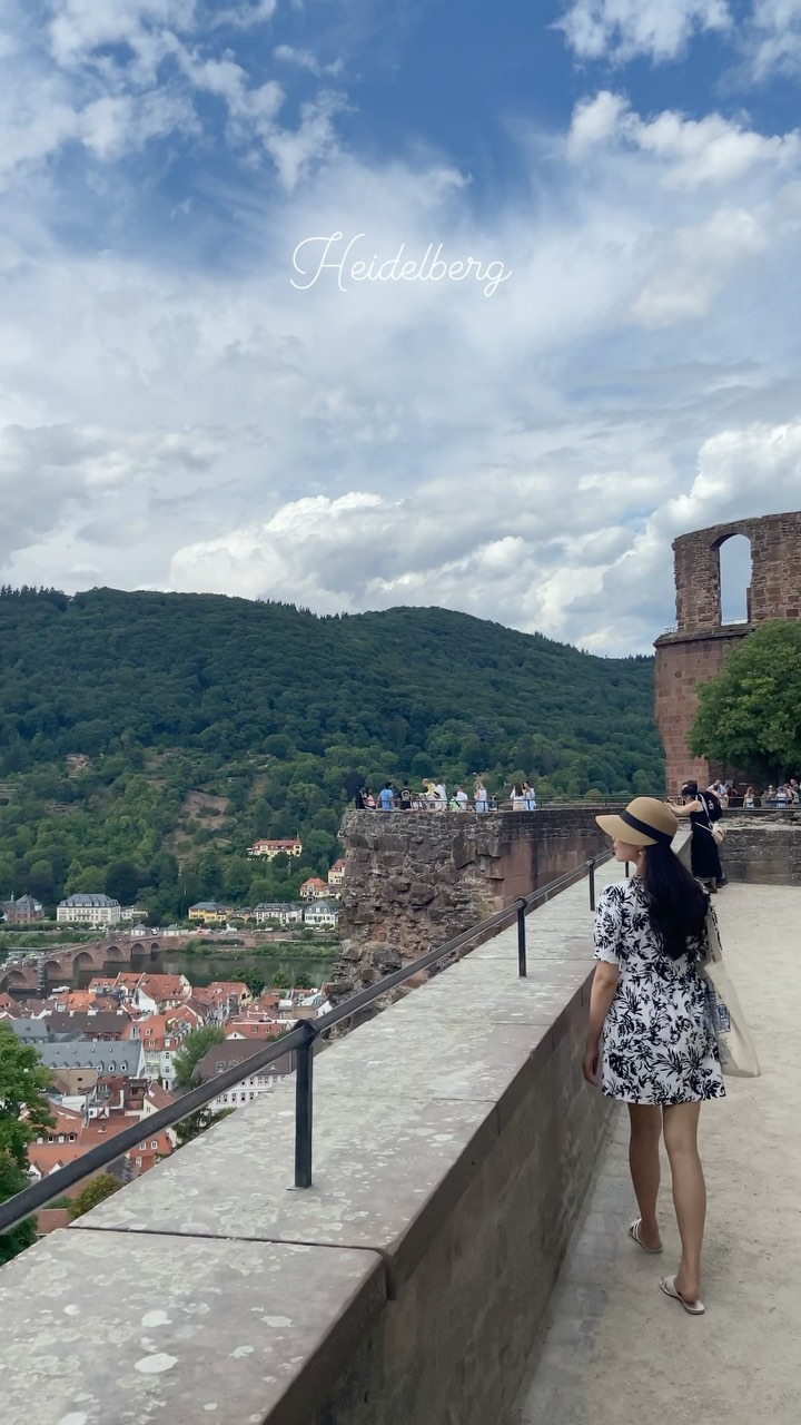 🇩🇪
독일소도시 하면 빠질 수 없는 하이델베르크❣️
평화롭고 여유넘치는 독일스럽게 아기자기한 곳
넘 더워서 푸니쿨라🚠 타고 하이델베르크성🏰
성에서 보는 어마어마한 뷰는 동화 속 그 잡채✨👏
독일여행 가면 하이델베르크는 무조건 가주세요❗️

📍하이델베르크성 푸니쿨라 왕복+입장료 9유로