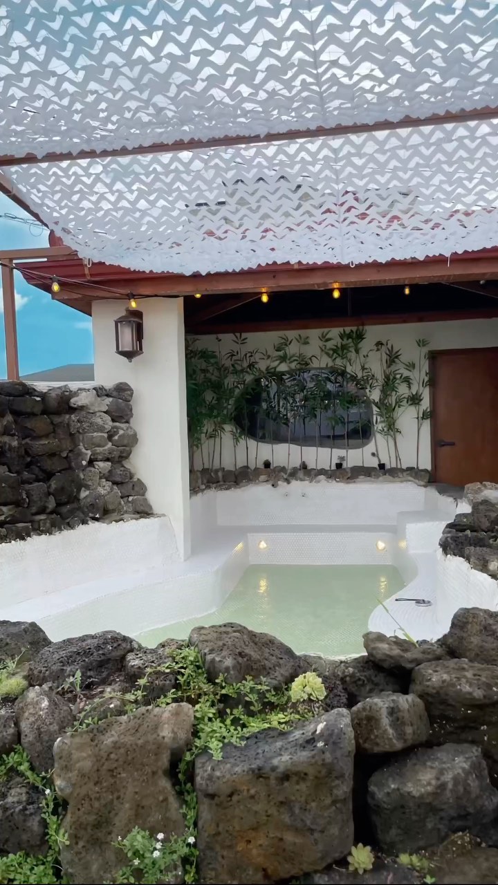 누가 물어도 대답 안했던 제주의 보물 같은 동네 🌴

제주에서 가장 예쁜 바다 색은 물론이고,
사람 많지 않고 적당히 즐기고 놀 거리가 있는 동쪽 제일 🩵 김녕 🩵

그렇게나 좋아하는 김녕에, 이토록 아름다운 숙소가 있어 행복합니다...🥹

김녕 바다 도보 5분 거리에 위치한, 진짜 코 앞에 위치한!!!!!
나무랄 것이 하나도 없는 완벽한 숙소랍니다...✨
위치부터 시설, 어메니티, 서비스까지 단점이 하나두 없어요...✨(당황)

미온수, 온수 둘다 가능한 자쿠지부터, 🧖🏻‍♀️🧖🏻🫧 
분위기 있는 바베큐와 캠프 파이어까지 즐길 수 있는 곳 🍖

따끈한 자쿠지에 몸 녹일 땐,
서비스로 주신 와인을 곁들여도 좋고...🍷🤍
개운하게 꽃차 한 잔씩 우려 마셔도 좋아요...🍵🤍
여행의 마무리에 몸이 녹는 그 기분 다들 아시죠?
이만한 힐링이 없는 것 같아요🫶🏻

안마의자까지 있으니 진짜 잘 쉬기 위한 숙소 그 자체에요!✨

화질 좋은 빔프로젝트 있어 영화보며 쉬기에도 좋고,
따로 분리된 다이닝룸과 침실, 화장실이 각각 두개라서
꼭 연인이 아니더라도~ 친구, 가족 다 함께
여럿이 묵어도 불편함 없을 배려심 넘치는 숙소랍니다 🥰

설명충 답게 덧붙이자면 저희가 방문한 날짜에 하필 비가 와서ㅠㅠ
모처럼의 여행에 많이 우울했었는데
김녕1236에서 푹 쉬면서 날씨에 대한 원망이 사라질 정도였답니다
비록 영상과 사진이 예쁘게 담기지 않아 슬펐지만
카메라에 담기지 않는 곳까지 만족했던 숙소였어요!

🏡 제주 김녕1236 @jeju_de_luang 
▪️제주시 구좌읍 김녕로17길 20-1
▫️체크인 16:00 체크아웃 11:00
 - 상황에 따라 체크인, 아웃 시간 호스트님과 조절 가능
▫️침대 2, 화장실 2, 야외 자쿠지, 별도 다이닝룸, 마당
▫️입욕솔트 제공, 다이슨 헤어드라이기, 캠프 파이어 및 바베큐, 빔프로젝트, 세라젬 안마의자, 레트로 오디오
▫️따끈따끈 꽃차, 가볍게 마시기 좋은 레드와인
▫️기준 인원 4인

🪄숙박권을 제공받아 방문하였습니다.

#숙소추천 #제주숙소 #제주도숙소 #김녕숙소 #김녕1236 #감성숙소 #콩지커플_숙소