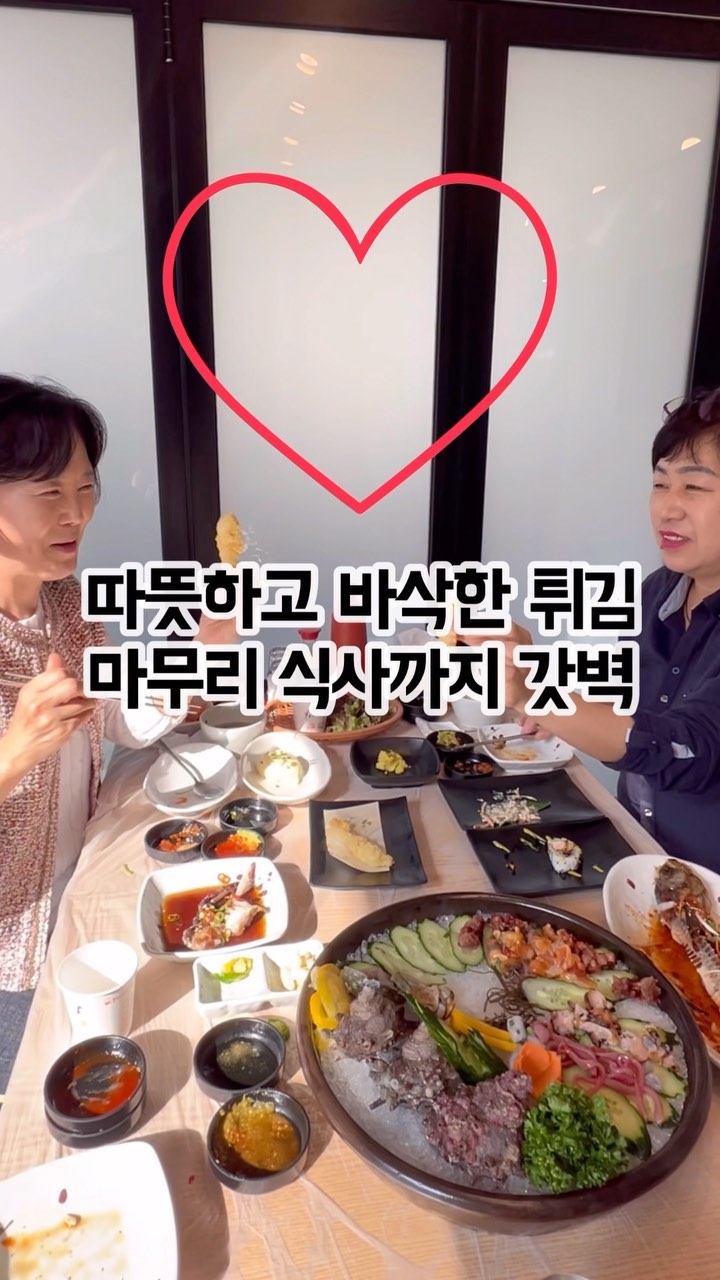 울산 남구 삼산동에 수산시장이 있다?
1층은 신선한 계절 횟감과 킹크랩을 
싯가로 만나볼 수 있고

2층~3층에는 점심특선, 혹은 초장집으로 
점심식사와 회식, 가족모임이 가능한
주차장 있는 #울산삼산횟집 #명가씨푸드 

해산물 좋아하는 엄마와 고모 모시고 명가씨푸드로 
출동했습니다, 입맛 깐깐한 아지매들도 한눈에 반한 명가씨푸드의 맛있고 쫄깃한 신선한 회 한사라 #さしみ #さら 

킹크랩도 구경하고 가족들과 함께 연말에는 여기서 
킹크랩한번 쩌먹어보자며 약속하며 배 두드리며 마무리

#울산맛집 #울산가족모임 #울산연말회식 #울산회식
 #울산횟집 #울산킹크랩 #울산대게 #명가씨푸드 #부모님모시고가면 #효녀등극식당