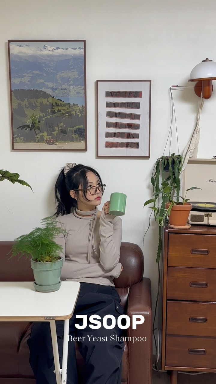 #광고 @jsoopofficial_
머리를 빗을 때마다 빠지는 머리카락.. 
20대도 지금부터 탈모 관리 해야 해요

점점 얇아지고 힘없이 추욱 쳐지면서 하루에도 수십 개씩 빠지는 머리카락이 고민이라 
제이숲 맥주효모 샴푸 사용중이에요! 

두피와 모발 건강에 도움을 주는 독일산 맥주효모 추출물에 
미산성 샴푸라 자극도 덜해서 확실히 개운한 느낌이 있어요! 

하루에 약 180원으로 탈모부터 두피, 모발까지 집에서 관리할 수 있는 
제이숲 맥주효모샴푸로 미리미리 관리해서 20년 뒤에도 풍성하게 만나요 😊

#제이숲 #제이숲맥주효모샴푸 #맥주효모샴푸 #탈모샴푸추천 #탈모관리 #20대탈모 #여자탈모