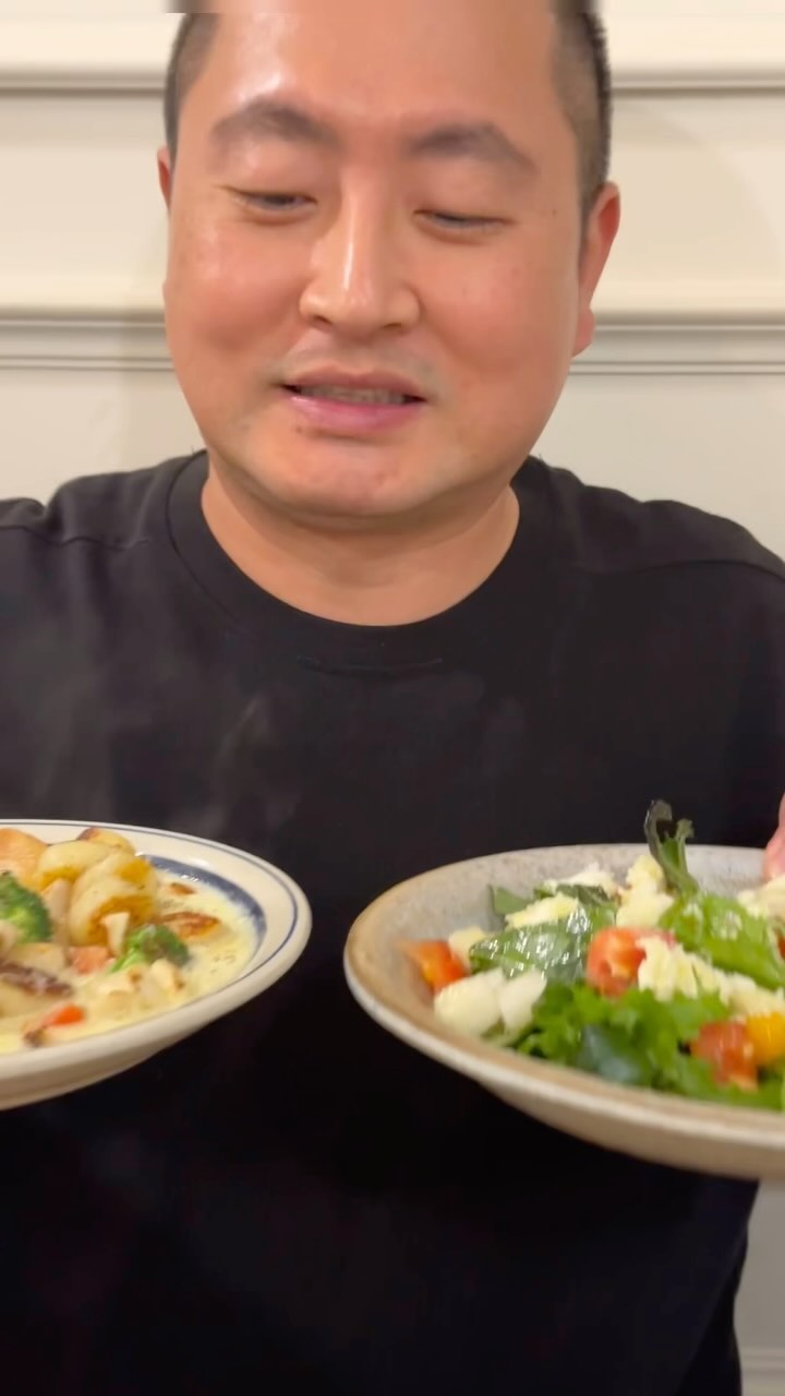 파스타를 먹어도 중국요리 느낌스
면도 한거 낯설어..(⸝⸝o̴̶̷᷄‸o̴̶̷̥᷅⸝⸝)

감자뇨끼 먹으러 갔다가 옆자리에 다른 여자 난입한 ssul
아이이름 최*서 아니구 이*서 였음 큰 오해할뻔~~

자려고 누워서 목소리는 생략한다 

#면도한하마저시는다시하마블리로 
#하마블리