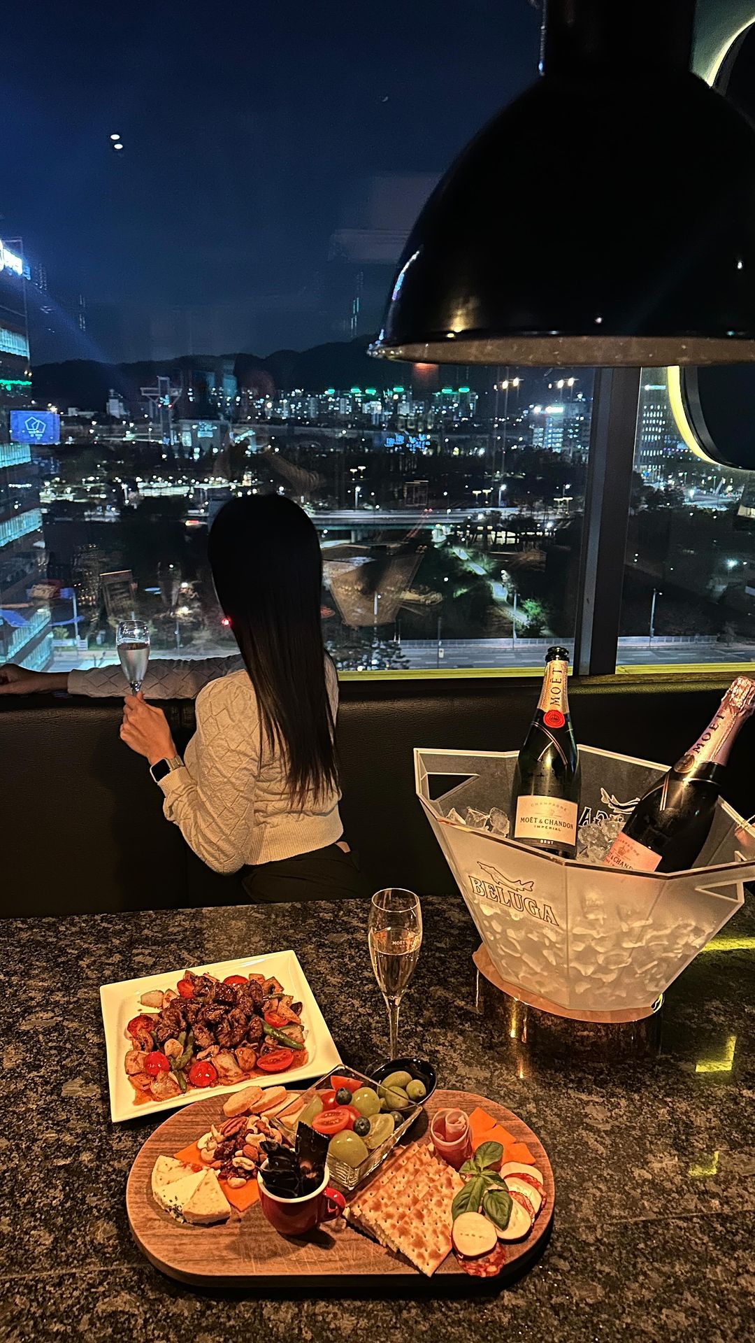 샴페인이 잘 어울리는 예쁜 뷰🥂✨
분위기에 취해 마시다보면 벌써 12시🤍
@roof11_pangyo 

▪️대관, 연말행사, 전체회식, 행사진행, DJ party, 80명 이상 수용 가능한 판교 루트탑바✨

#판교  #루프탑바 #루프일레븐 #샴페인
#girlsnight